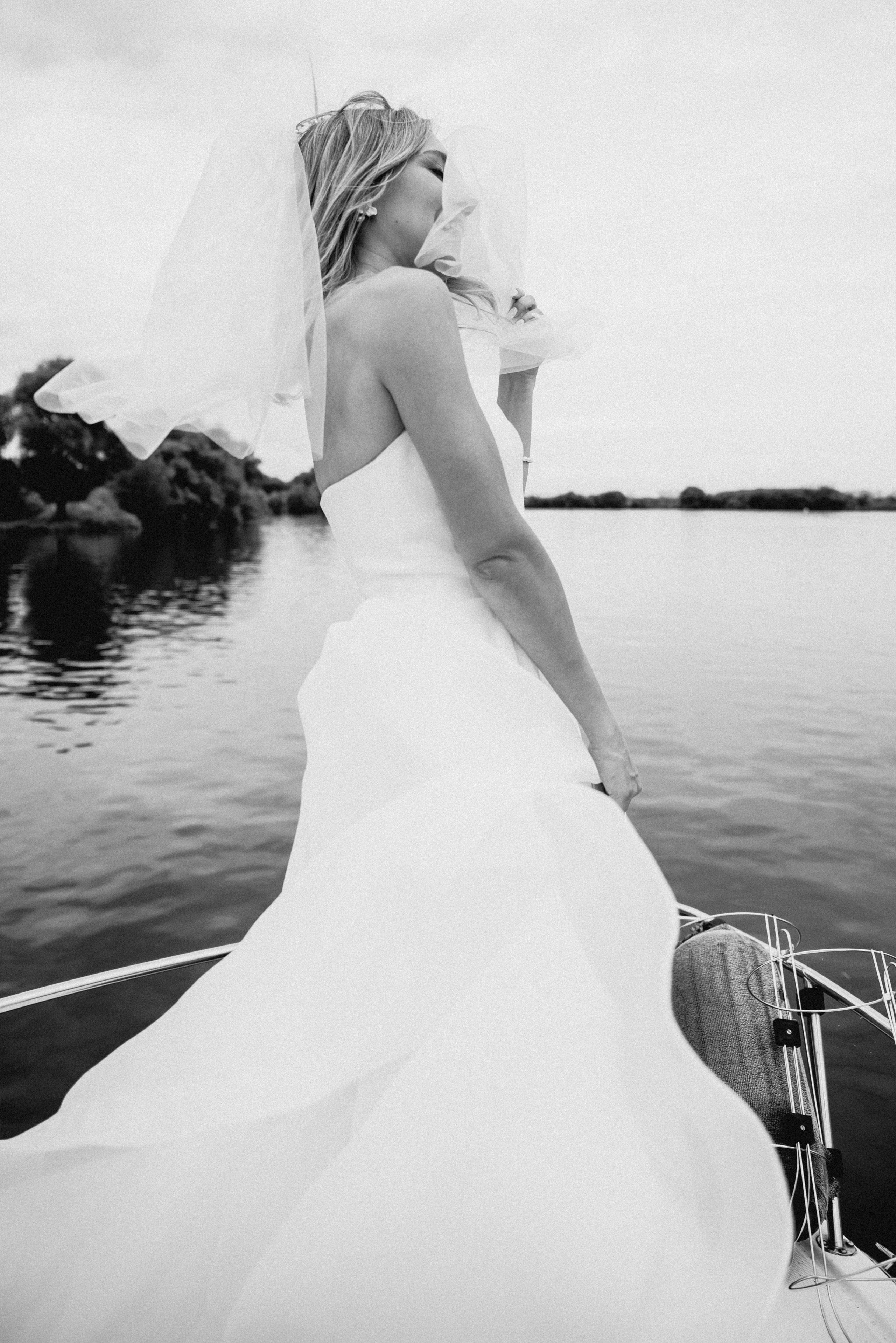 Свадебная фотосессия на катере. Свадебный и портретный фотограф в Москве Жердев Даниил