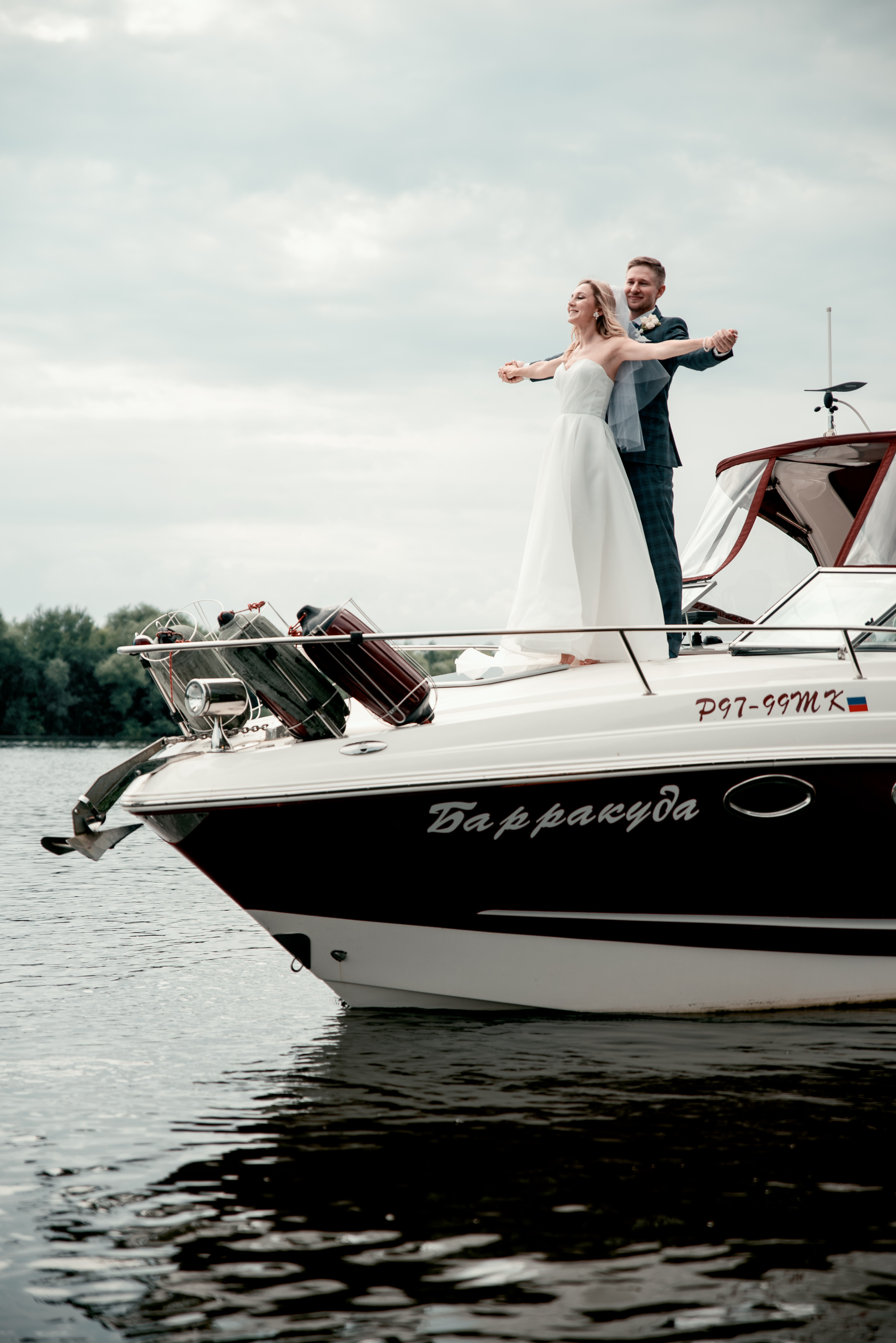 Свадебная фотосессия на катере. Свадебный и портретный фотограф в Москве Жердев Даниил