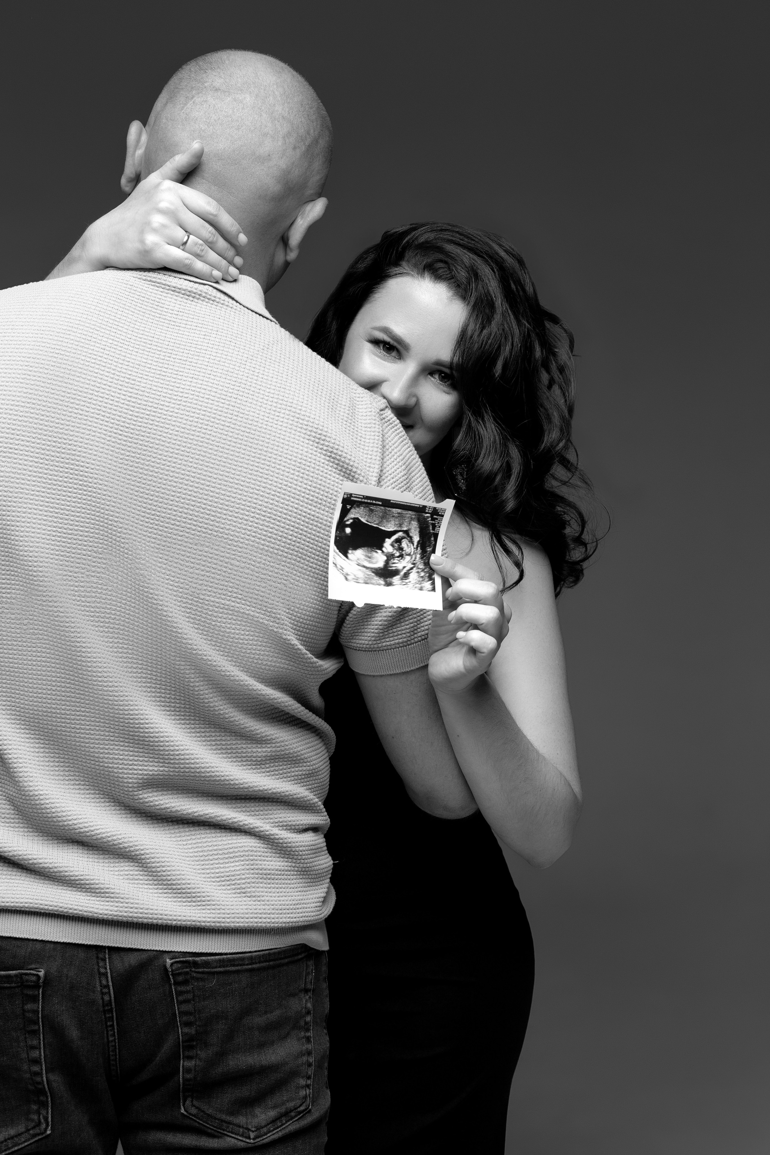 Парень с девушкой парное фото беременности с УЗИ