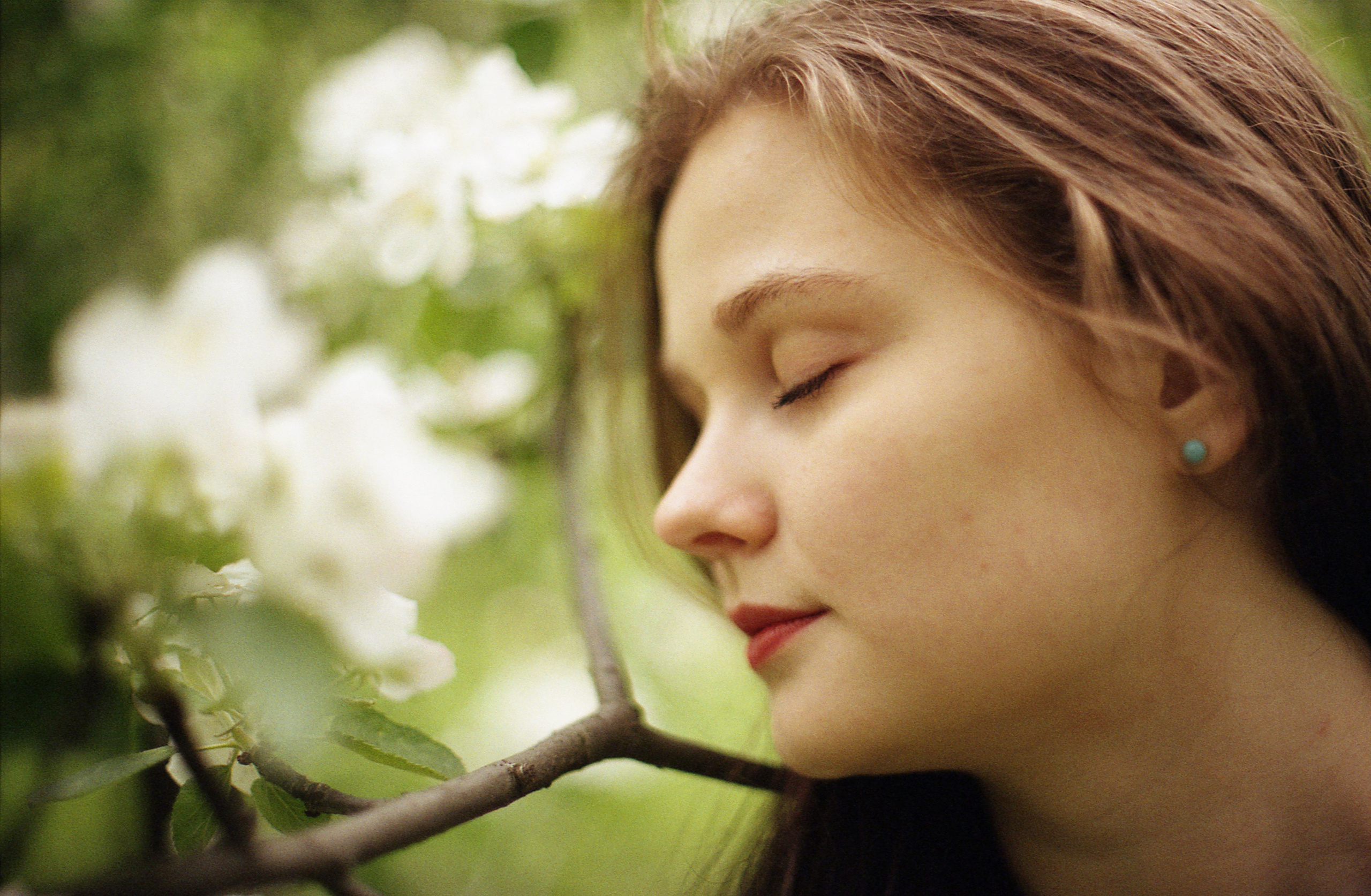 Фотосъемка в цветущем саду. Портретный фотограф Белград Матвей Кармаков