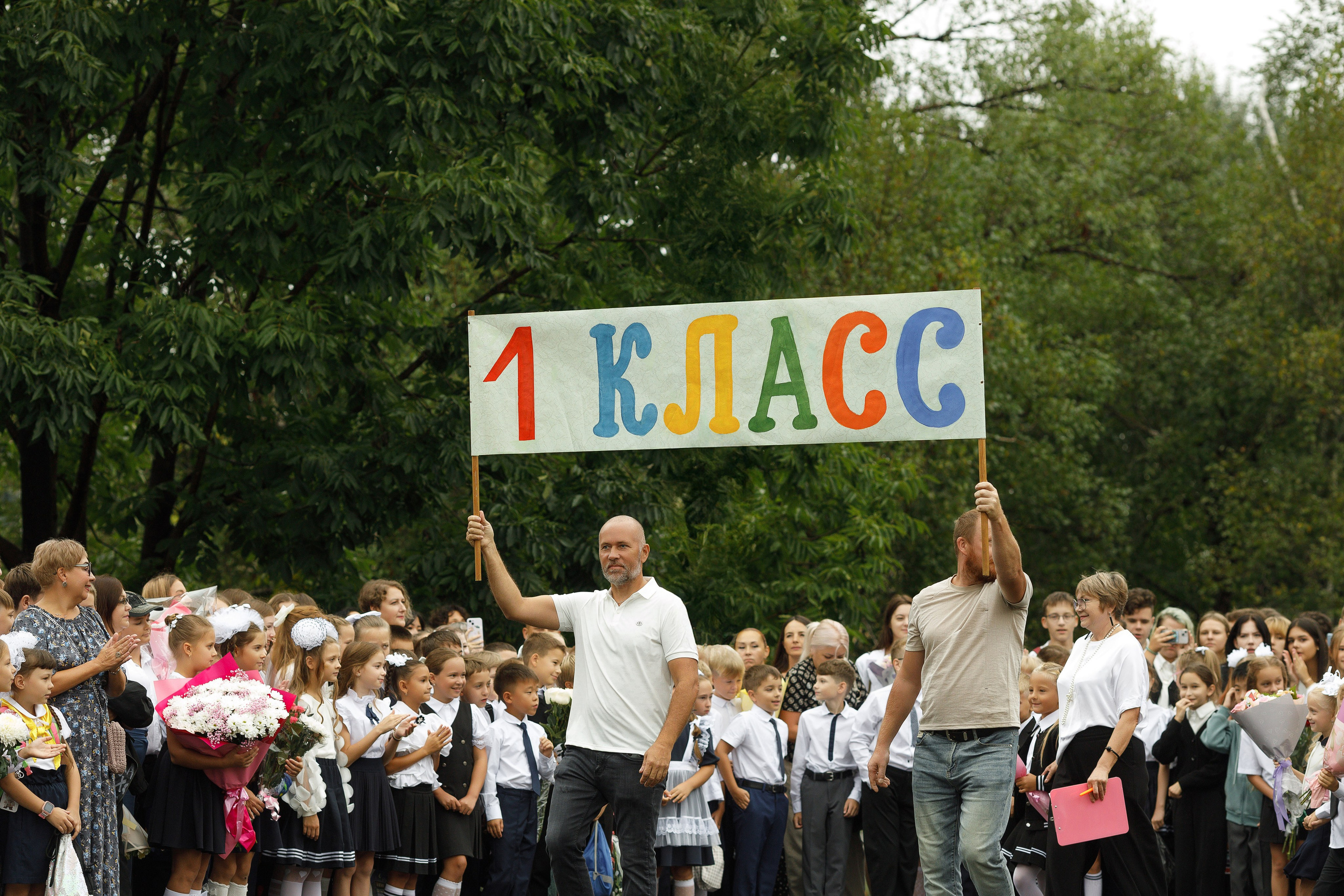 Линейка 11 клас Гимназия Артём. Photoalbum-vl.ru