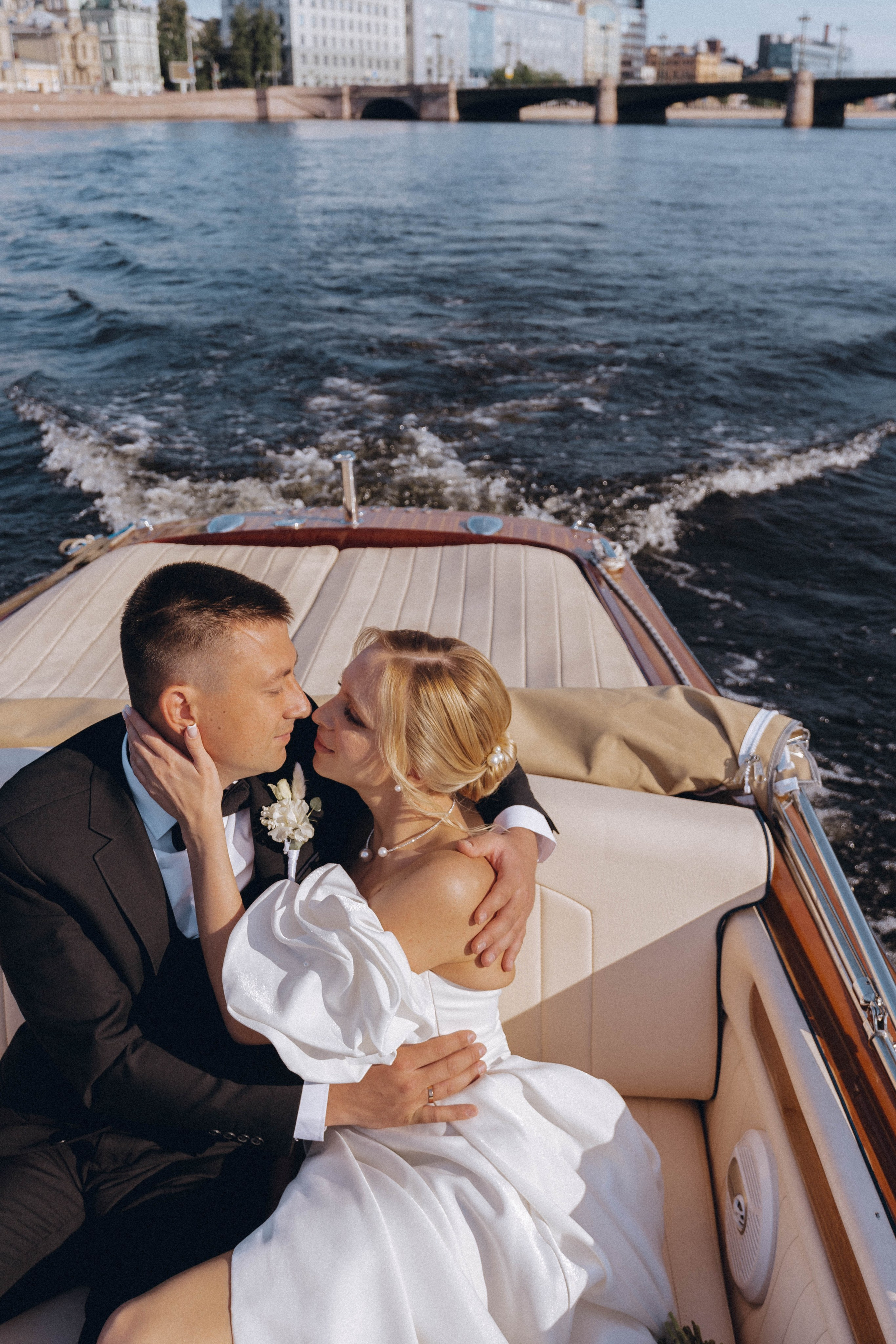 СВАДЕНБНАЯ СЬЕМКА НА КАТЕРЕ ПО КАНАЛАМ САНКТ-ПЕТЕРБУРГА И В АКВАТОРИИ НЕВЫ. Профессиональный фотограф, Санкт-Петербург — Виктория Богомолова
