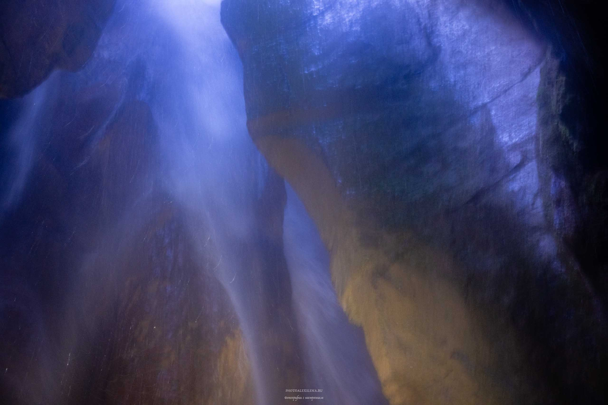 Водопад в гроте. Авторские стильные фотокартины