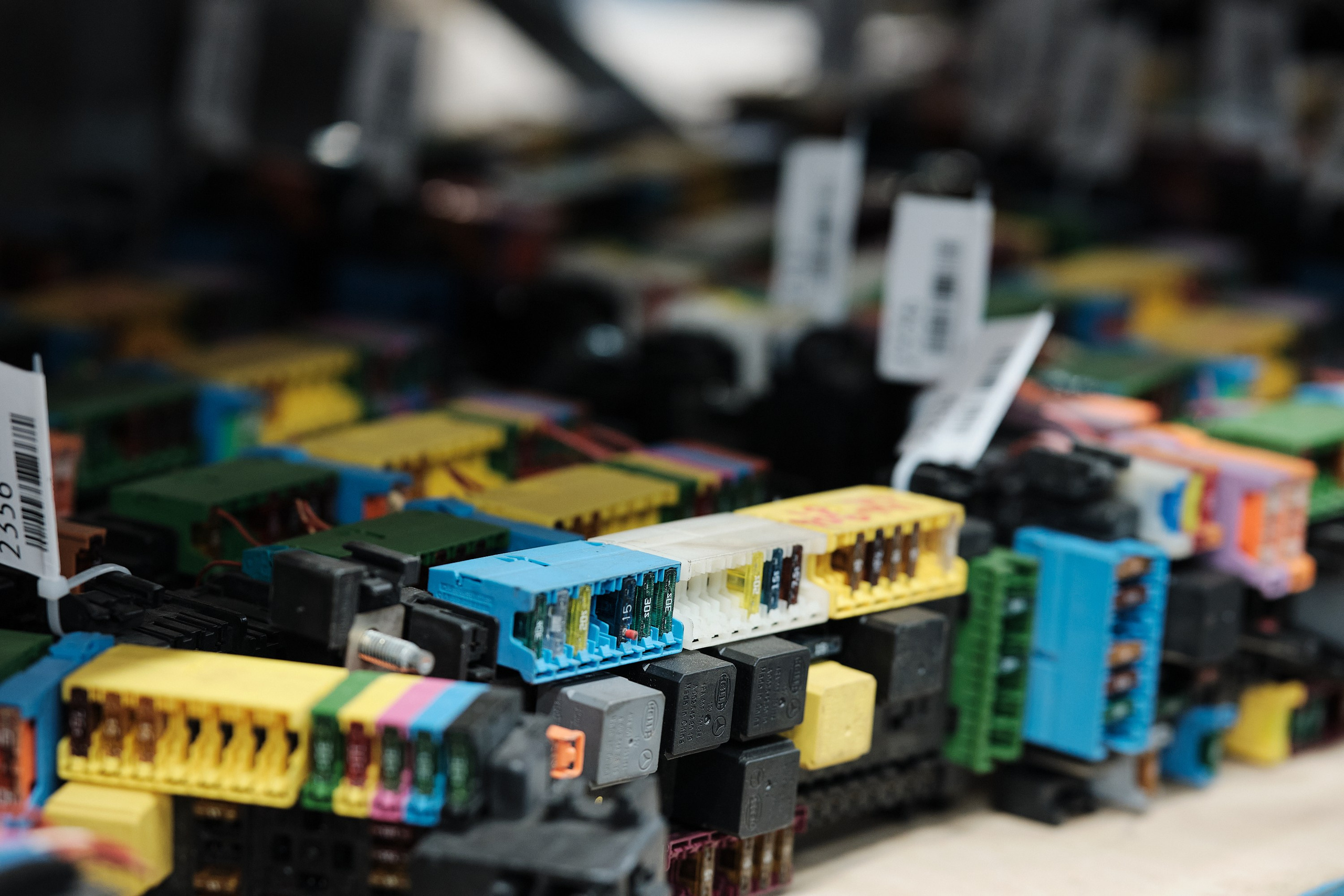 «Оригинальная панель приборов Mercedes-Benz W213 с дисплеем»«Консоль центральная Mercedes-Benz E-Class W213 с элементами управления»«Руль Mercedes-Benz S-Class W222 с кнопками и подогревом»«Сиденье переднее левое Mercedes-Benz GLC X253 с электроприводом и памятью»«Обшивка двери правая Mercedes-Benz C-Class W205 оригинальная деталь»«Подлокотник центральный Mercedes-Benz V-Class W447 с отделением для хранения»«Панель управления климат-контролем Mercedes-Benz GLS X167 оригинал»«Декоративная накладка торпеды Mercedes-Benz A-Class W177 с алюминиевым эффектом»«Кнопка запуска двигателя Mercedes-Benz GLE W167 оригинальная запчасть»«Подсветка салона LED Mercedes-Benz CLA C118 с настройками цвета»«Коврики салона Mercedes-Maybach S-Class W223 оригинальные»«Подголовник заднего сиденья Mercedes-Maybach GLS X167 с электроприводом»