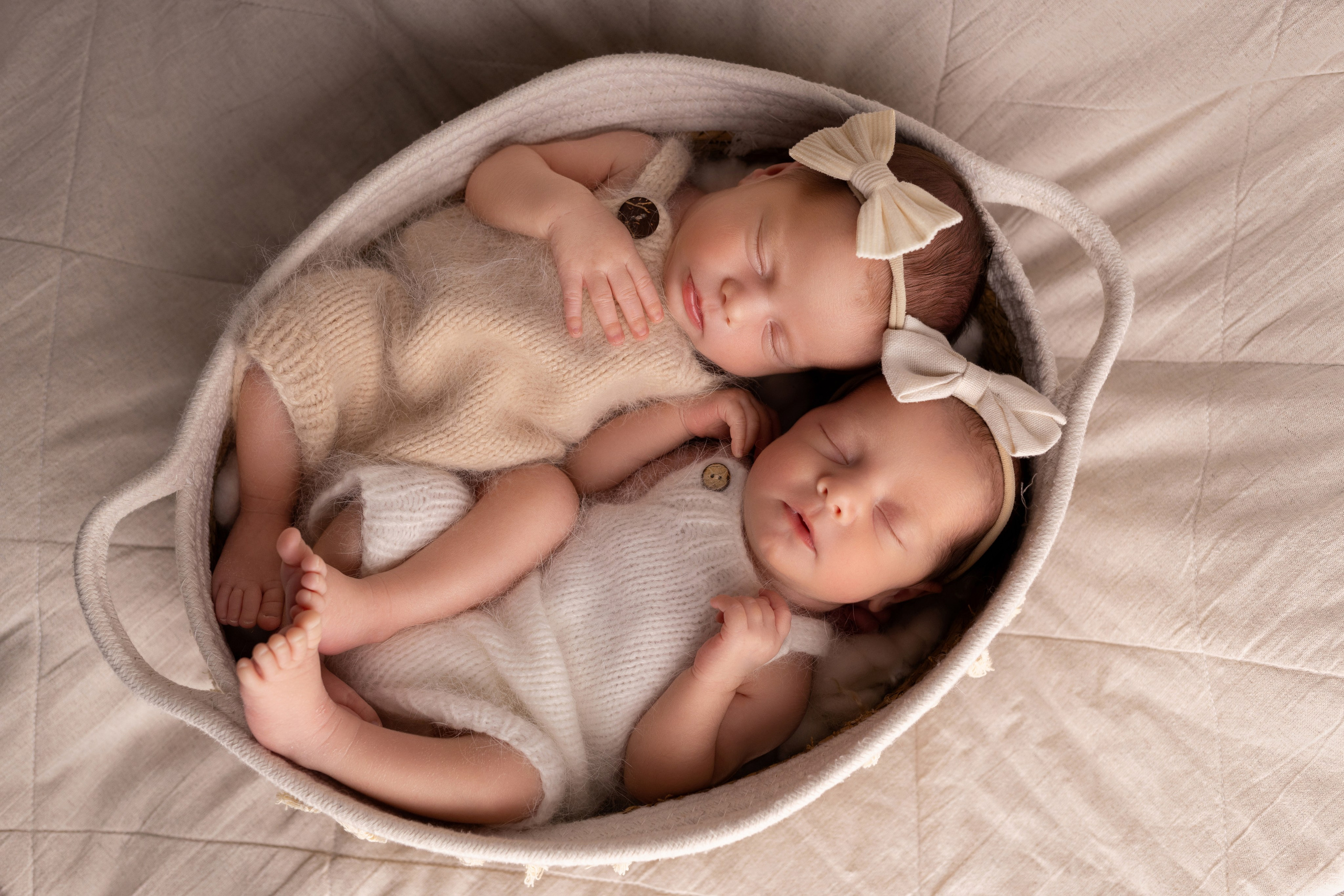 Фотосъемка двойни. Фотограф новорожденных малышей в Омске и Омской области Эльвира Камаева