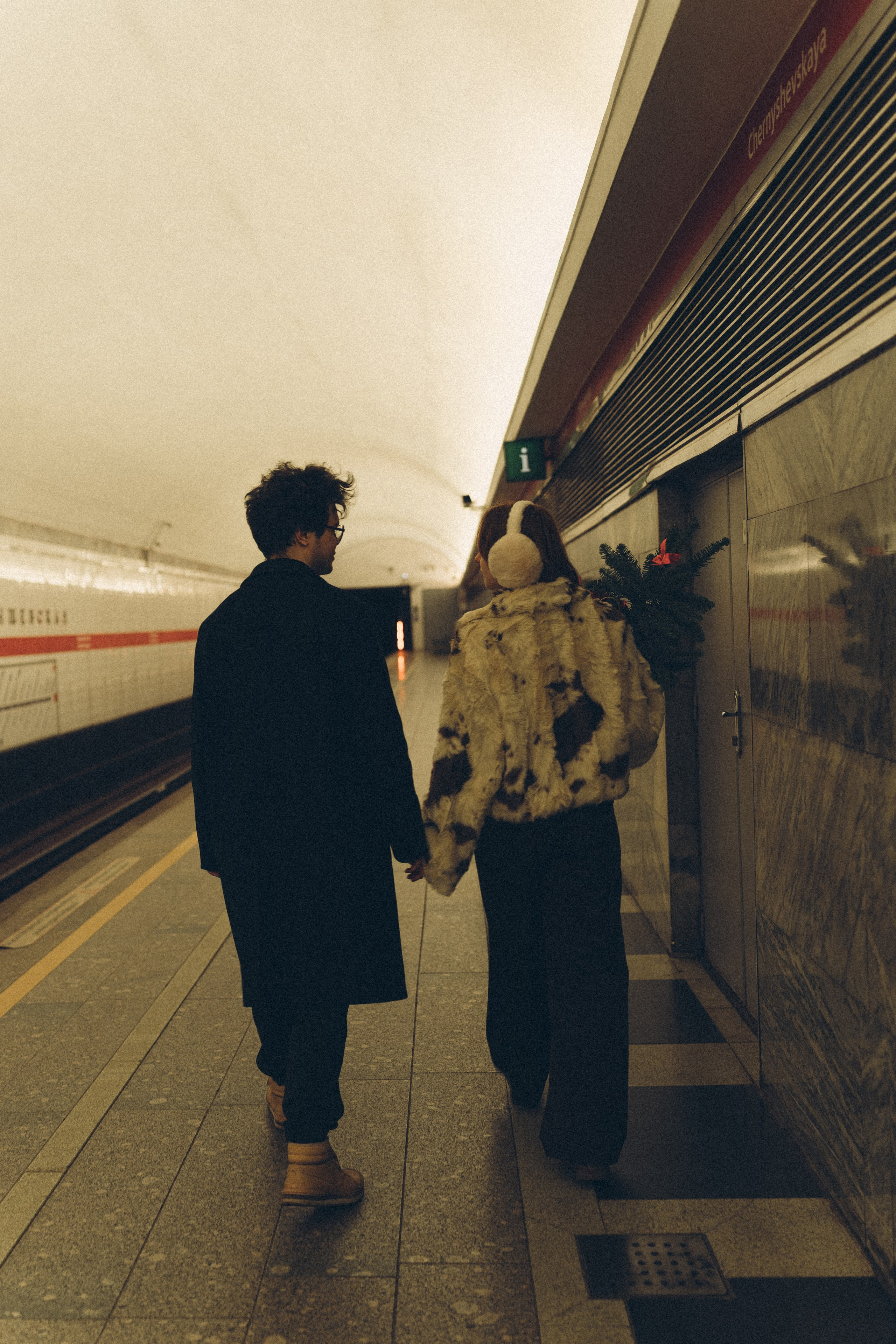 НОВОГОДНЯЯ ФОТОСЕСИИЯ ПАРЫ В МЕТРО ЛЮБОВЬ. Профессиональный фотограф, Санкт-Петербург — Виктория Богомолова