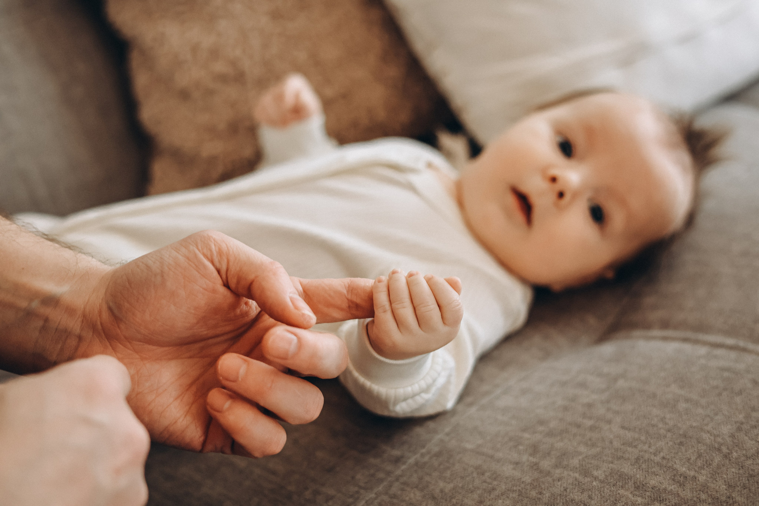 Семейная фотосессия с малышом, с новорожденным, фотосессия в Екатеринбурге, фотосессия в доме, домашняя фотосессия в стиле лайф, фотосессия. Семейный и детский фотограф в  г. Екатеринбурге Холодова Юлия
