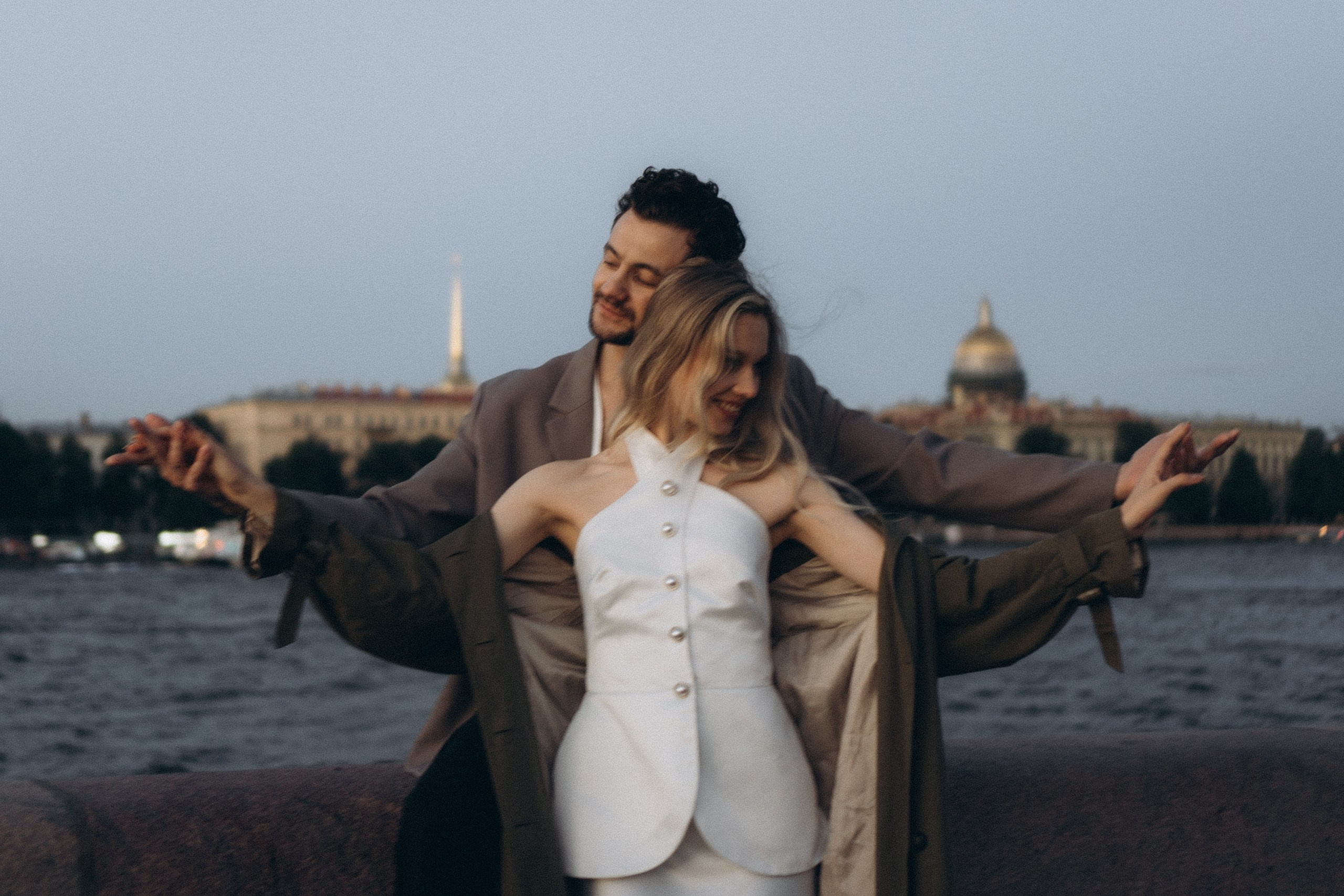 СВАДЕБНАЯ СЬЕМКА ПАРЫ НА РАССВЕТЕ В БЕЛЫЕ НОЧИ И ПРОГУЛКА С РАЗВОДНЫМИ МОСТАМИ И ПИКНИК ВОЗЛЕ ИСАКИЕВСКОГО СОБОРА. Профессиональный фотограф, Санкт-Петербург — Виктория Богомолова