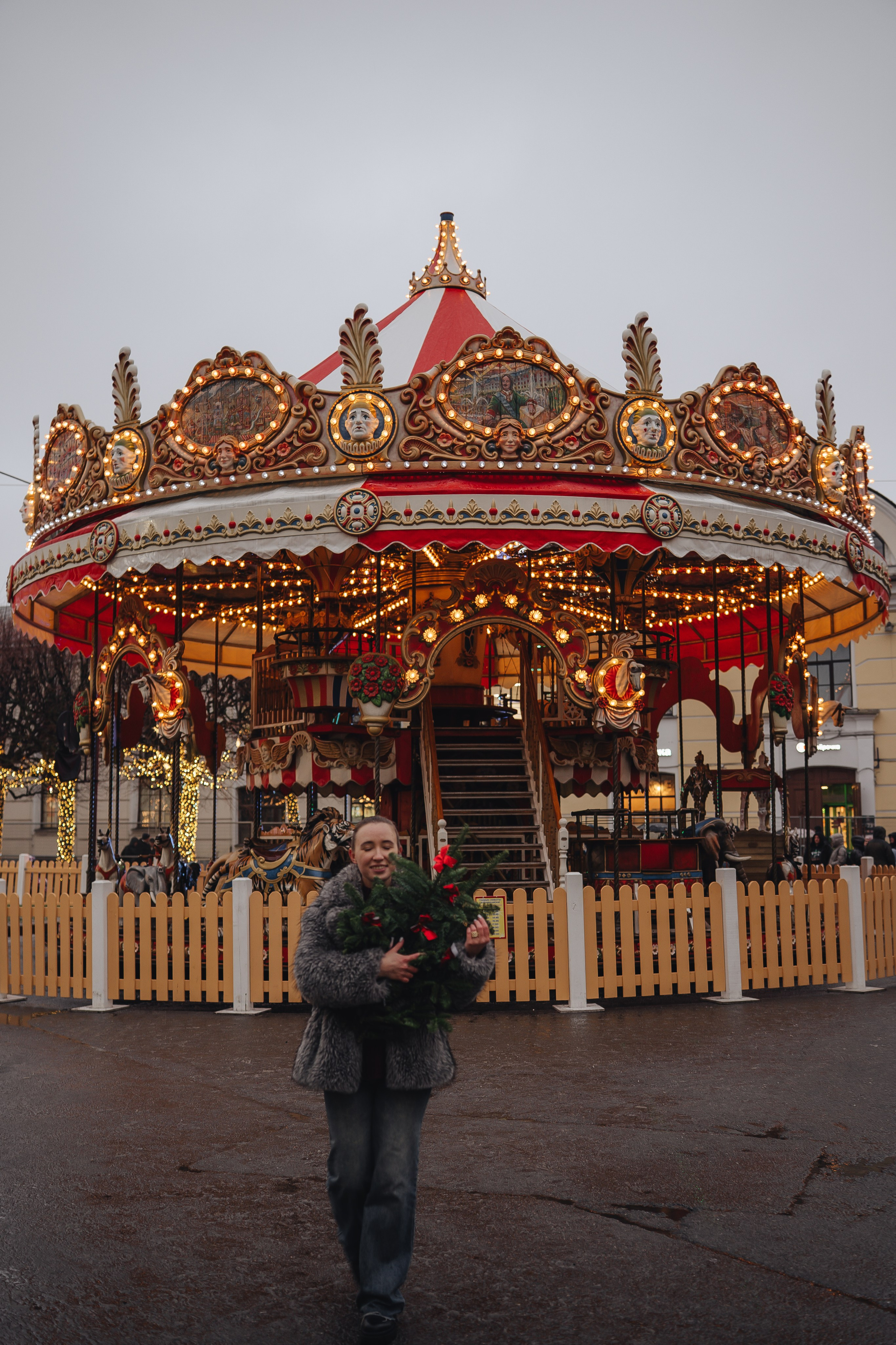 ПРОГУЛКА НА МАНЕЖНОЙ ПЛОЩАДИ ДЛЯ ДЕВУШКИ ПЕРЕД НОВЫМ ГОДОМ (НОВОГОДНЯЯ ФОТОСЕССИИЯ НА МАНЕЖНОЙ ПЛОЩАДИ). Профессиональный фотограф, Санкт-Петербург — Виктория Богомолова