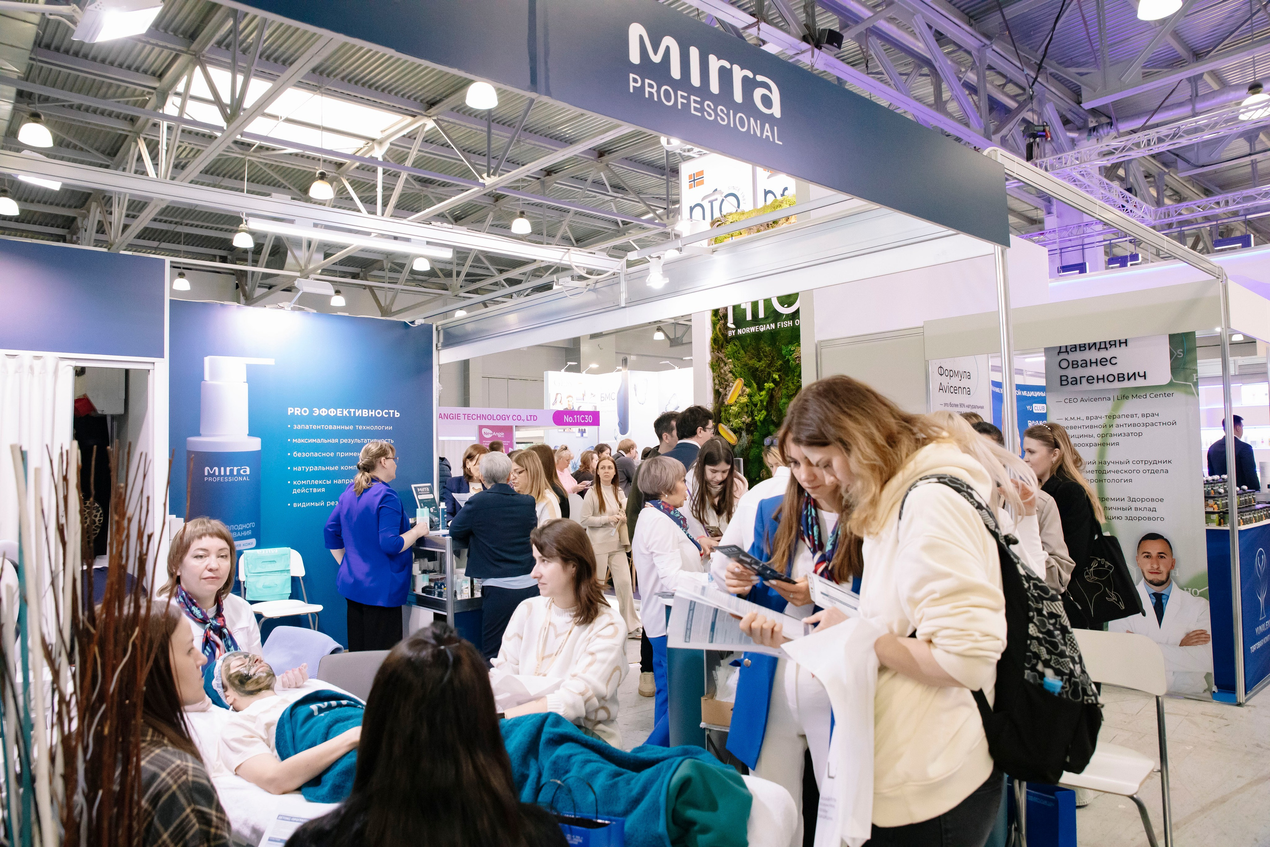 Выставка BEAUNITY by InterCHARM 2026. Профессиональный фотограф в Москве | Заказать фотосессию и съемку