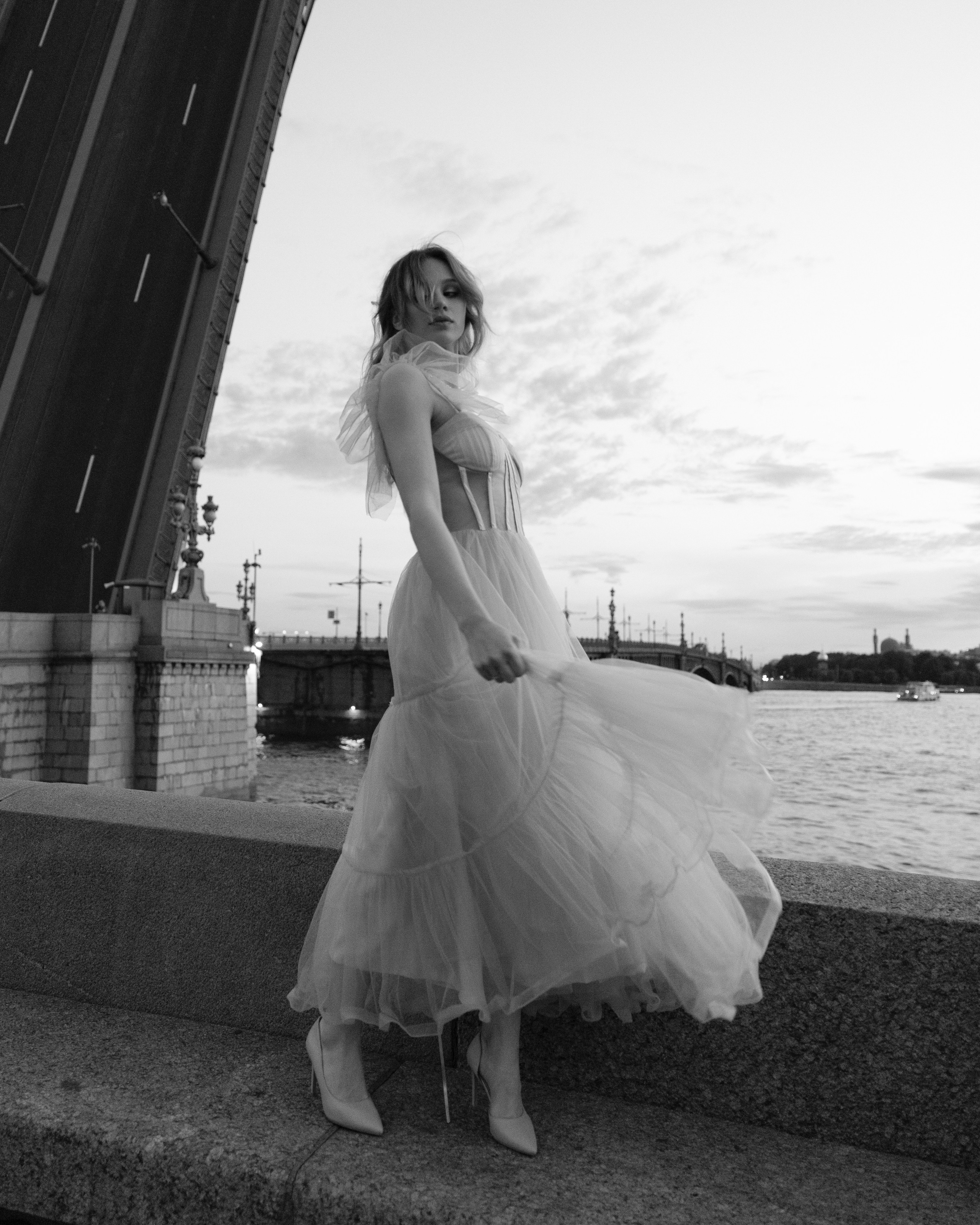Фотопрогулка на фоне разведенных мостов. Белые ночи Питера. Фотограф в Санкт-Петербурге Вагнер Юлия