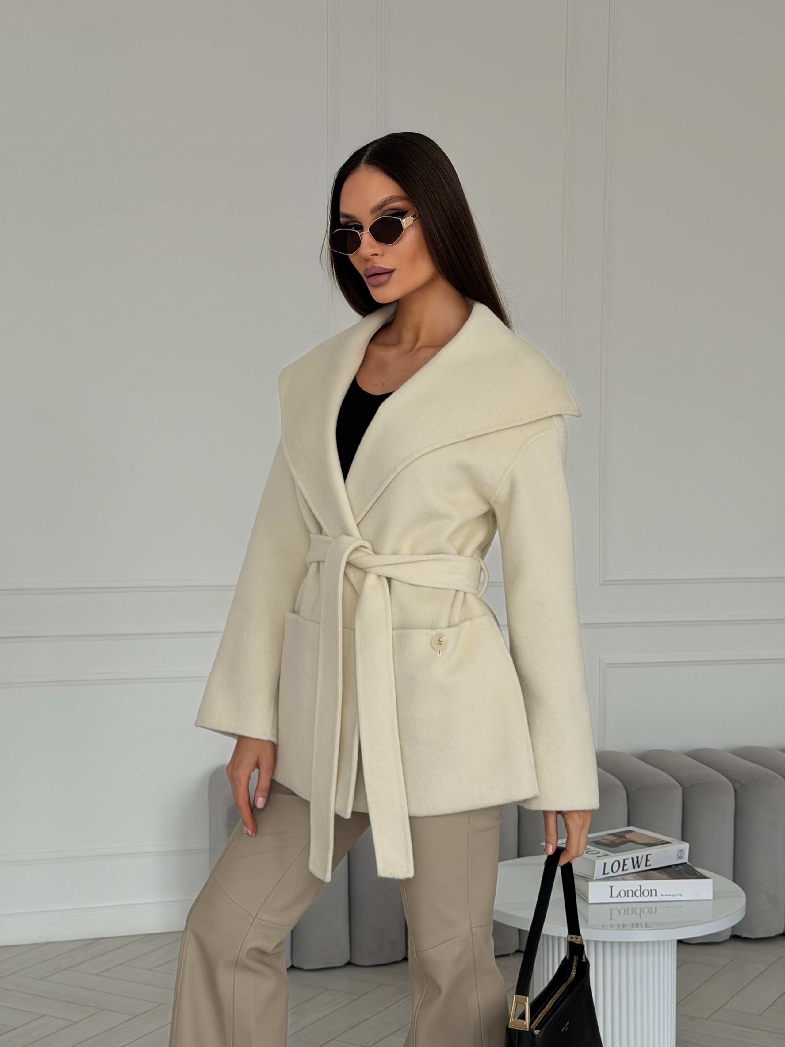 Оптовые продажи верхней одежды. Женские пальто из шерсти — заказать