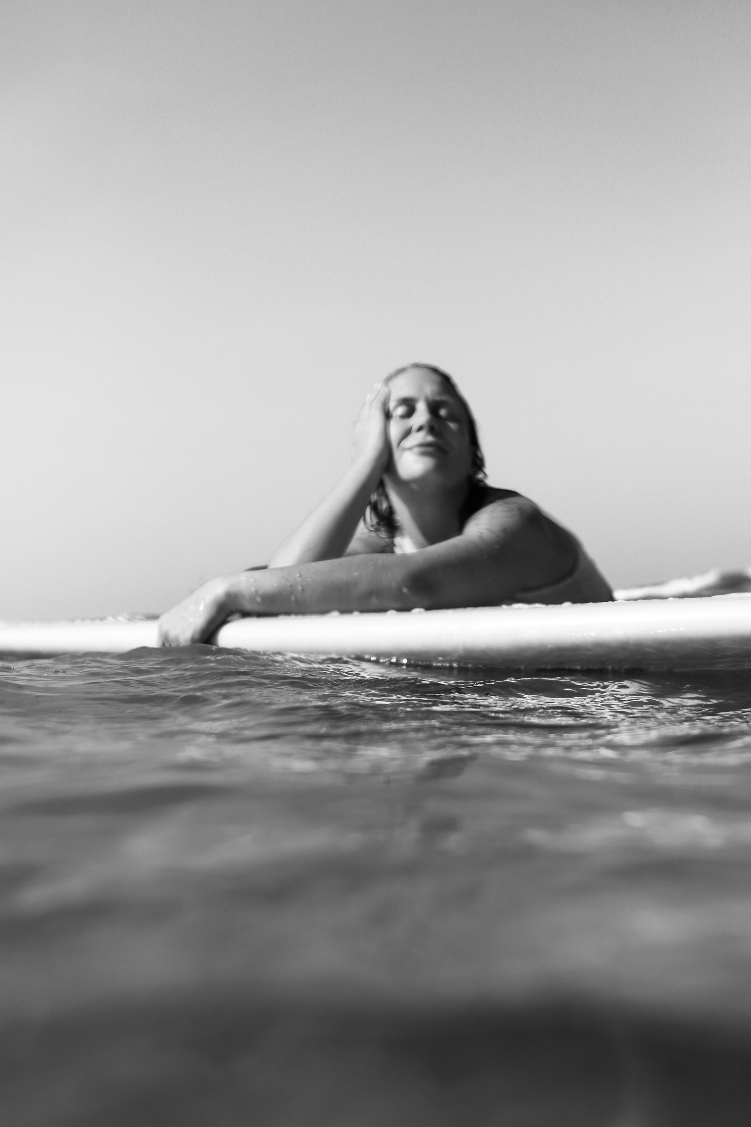 Съемка серфинга на рассвете | Девушка с доской Ross Concept на Coconut Beach. Фотограф на Шри-Ланке