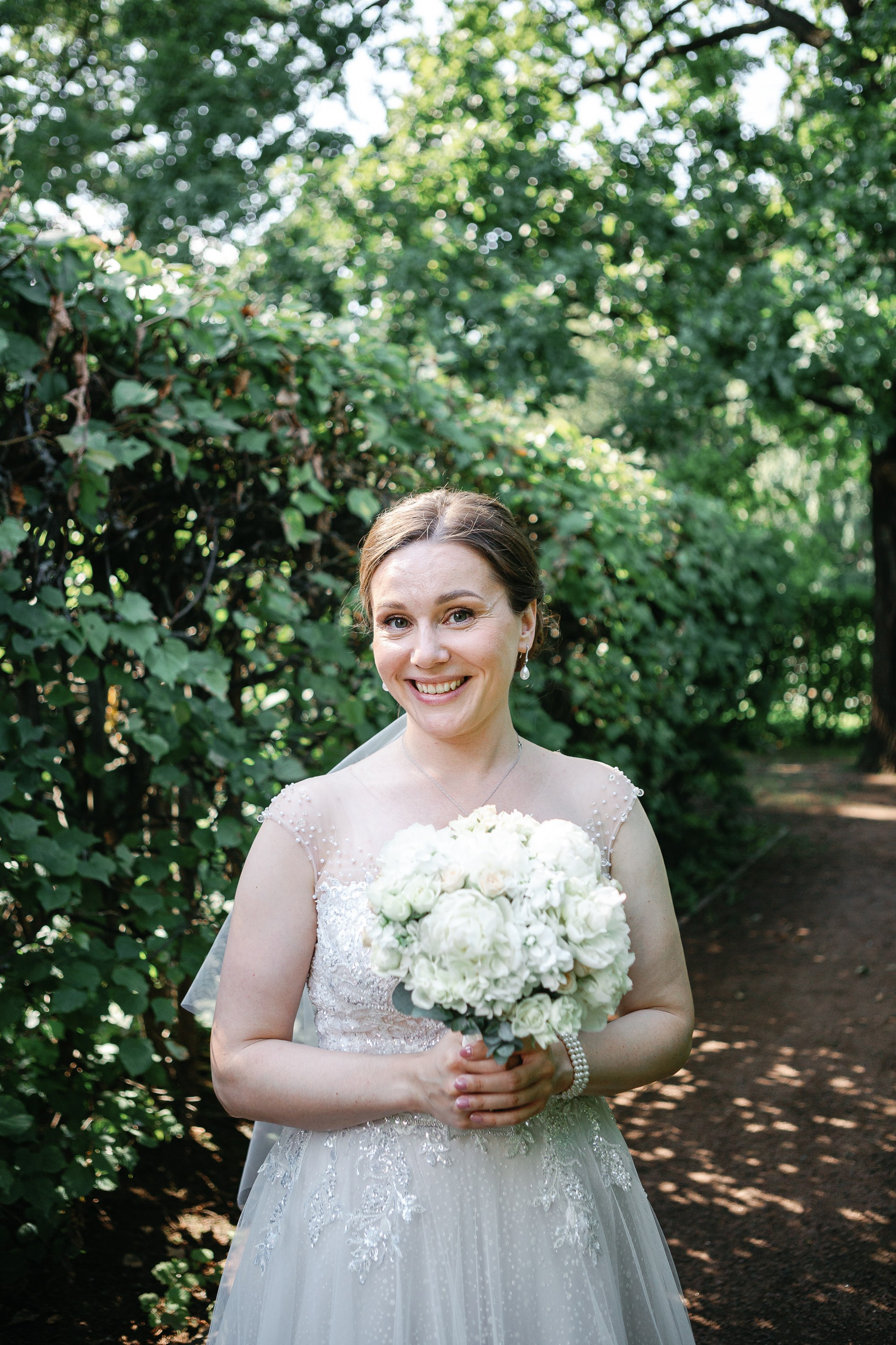 Букет невесты в руке у невесты.