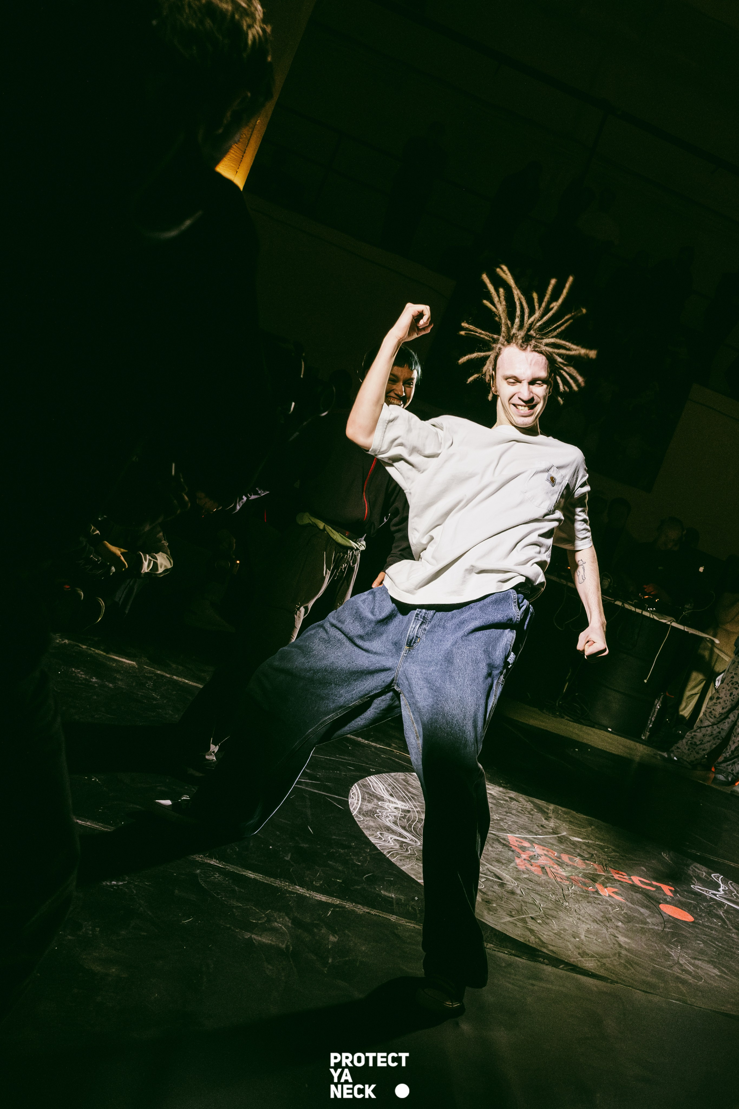 PROTECT YA NECK 22/03 (@youlovebu). Соня бу тебя сфоткала