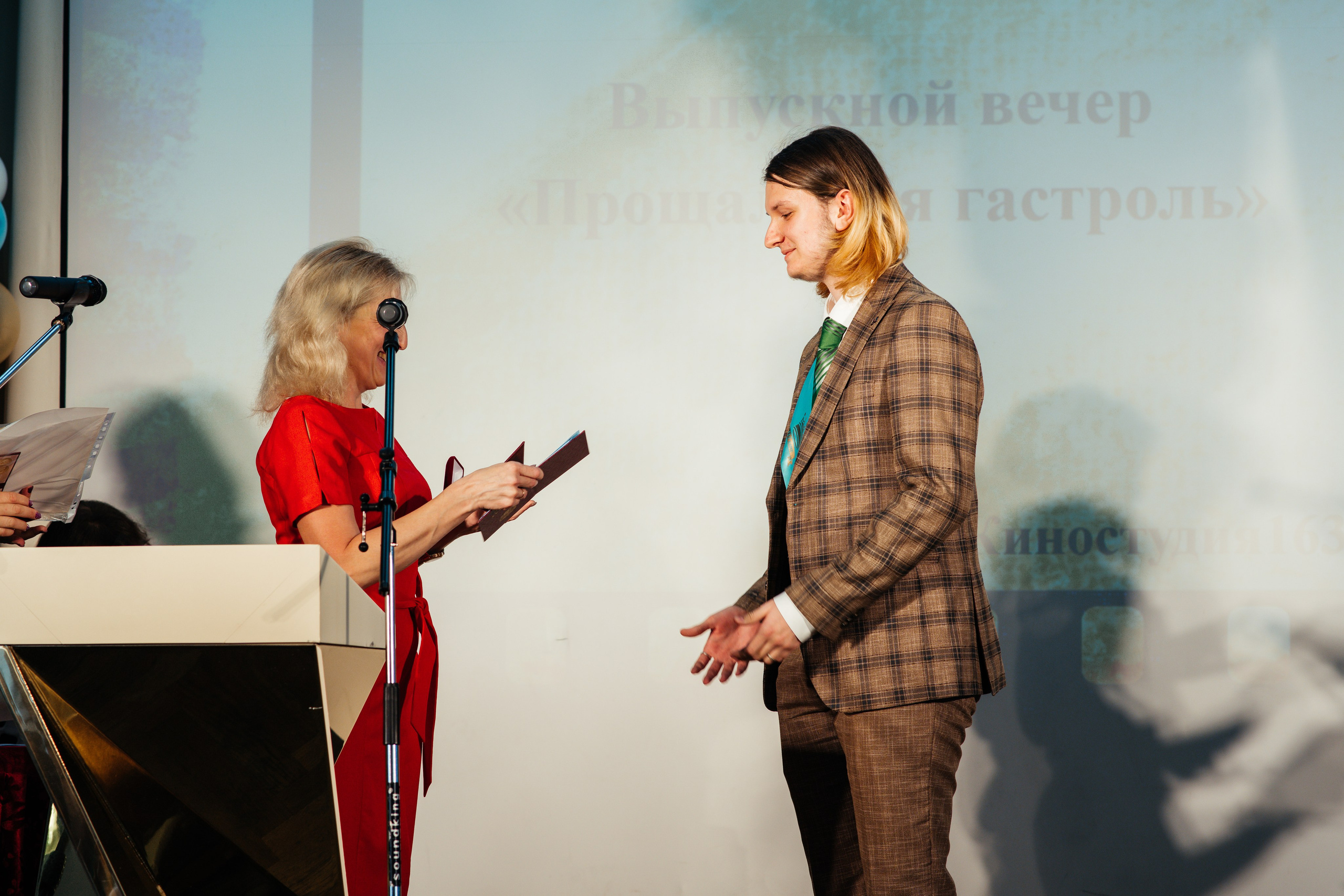 Вручение аттестатов. Выпускные альбомы в Подольске Москве и МО