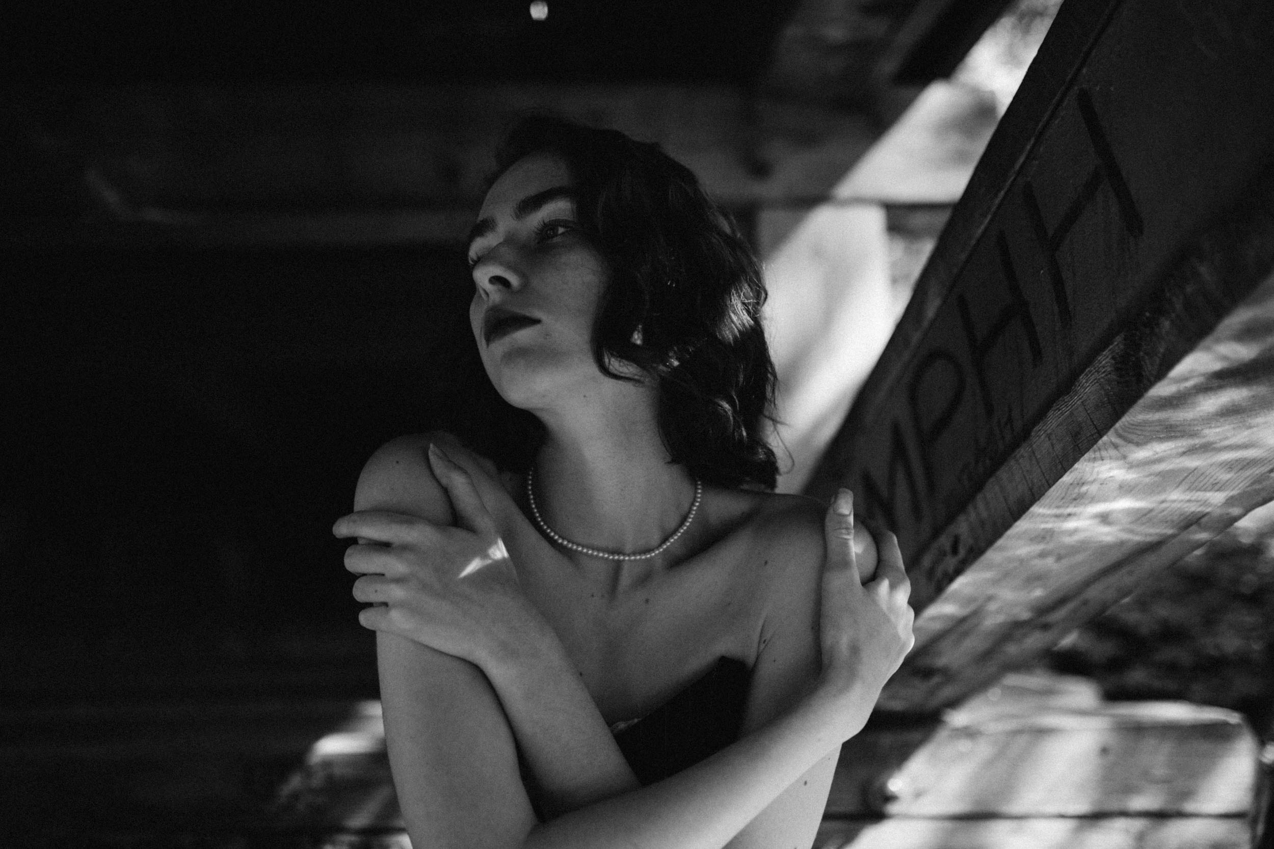 Молодая девушка в лодке