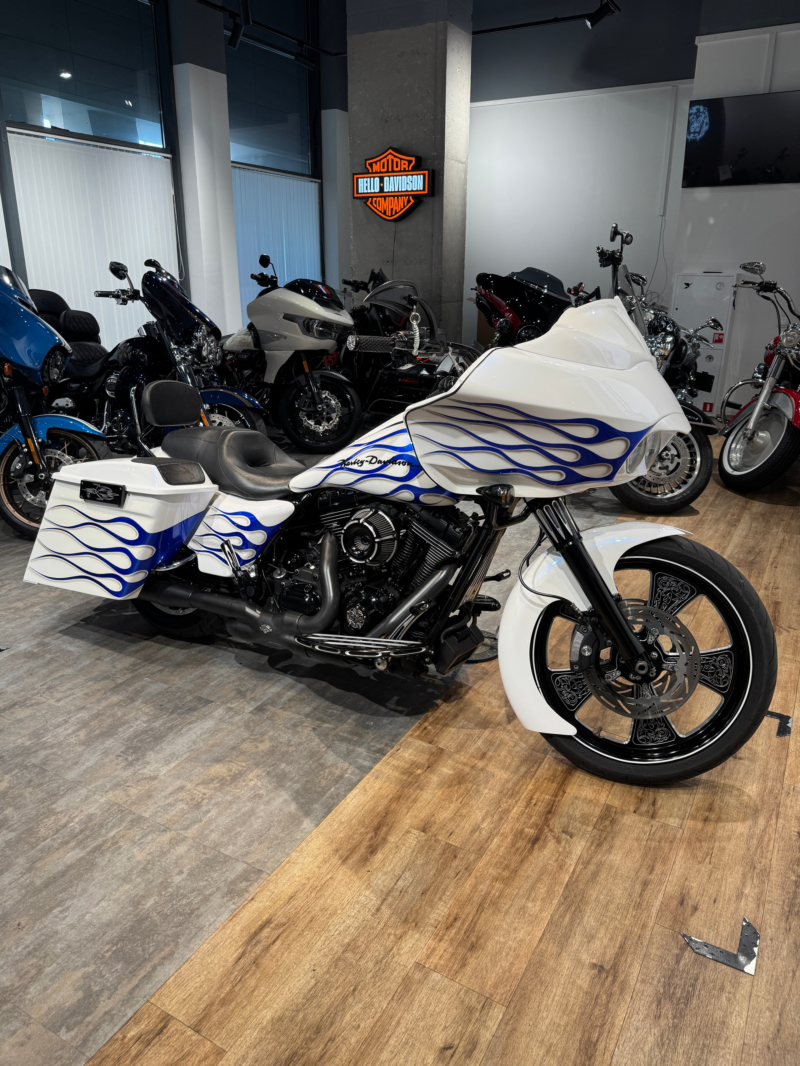 Мотоциклы Harley-Davidson Road Glide 103 White Power (Touring)  — купить мотоцикл. Hello Davidson, Москва. Только хорошие мотоциклы…