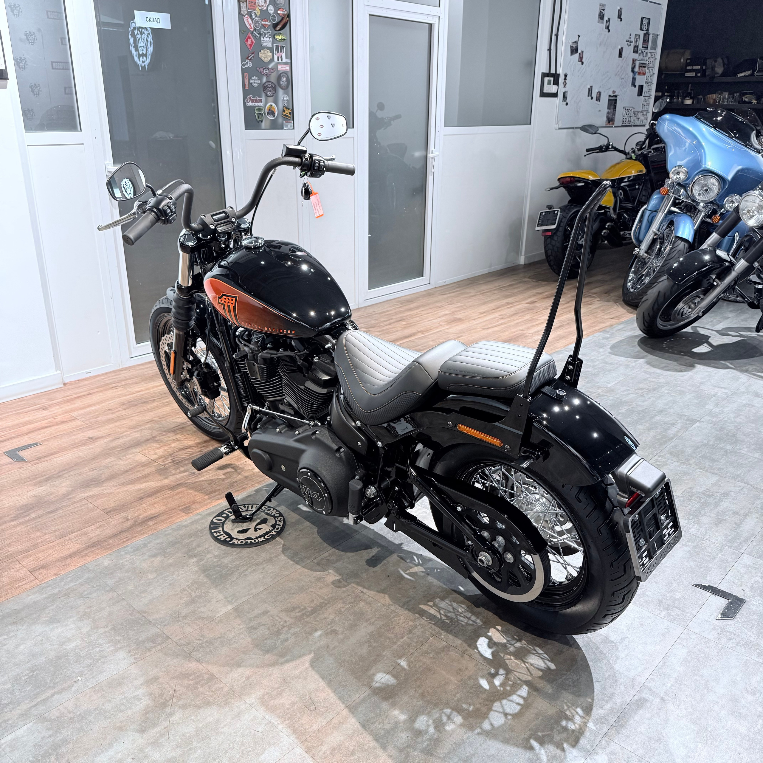 2021 Street Воb Вlack Ваjа Orаngе. Hello Davidson, Москва. Только хорошие мотоциклы…