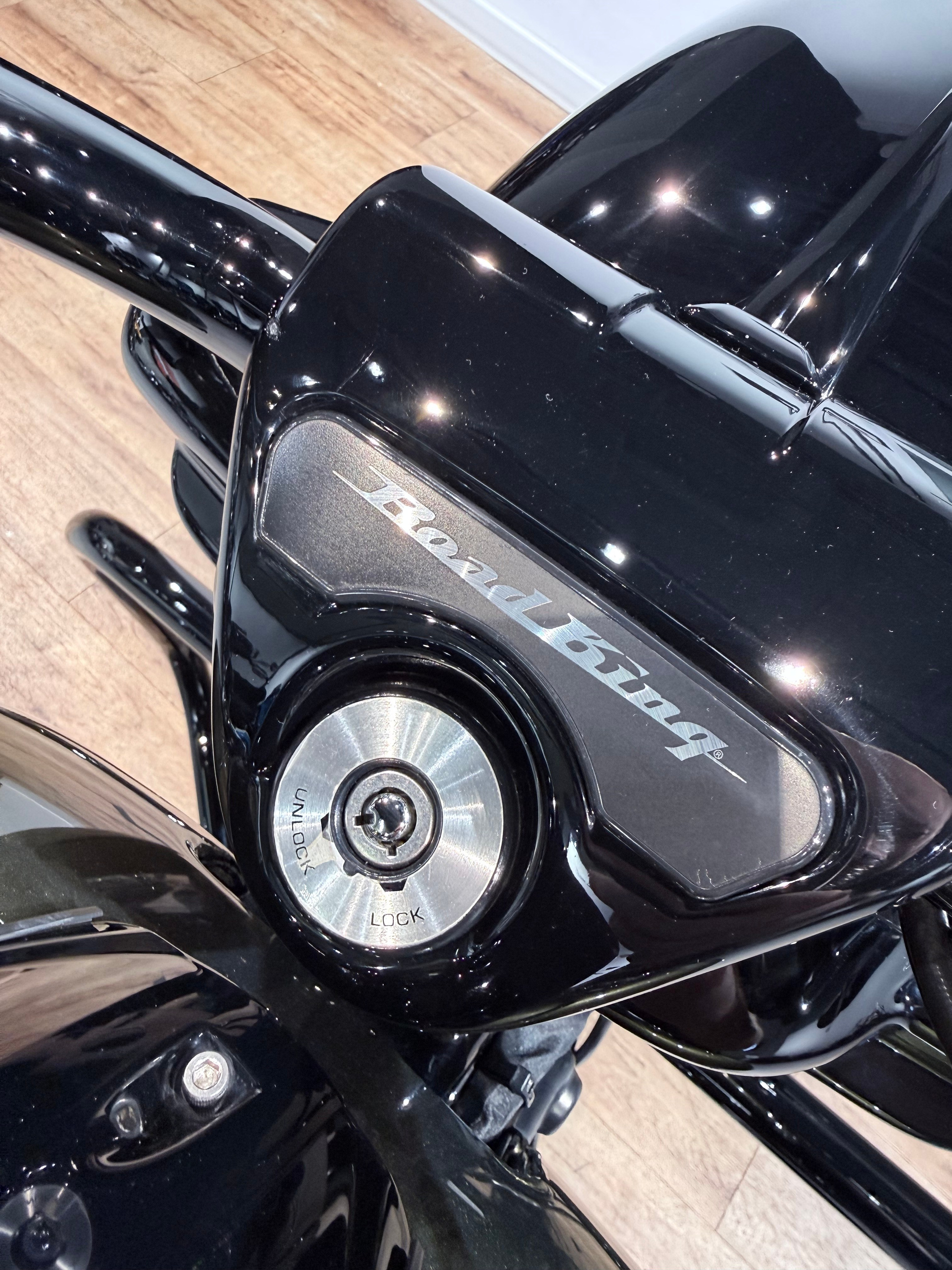 Купить Harley-Davidson 2017 Road King (Olive Gold) (Touring) — подробнее на сайте. Hello Davidson, Москва. Только хорошие мотоциклы…