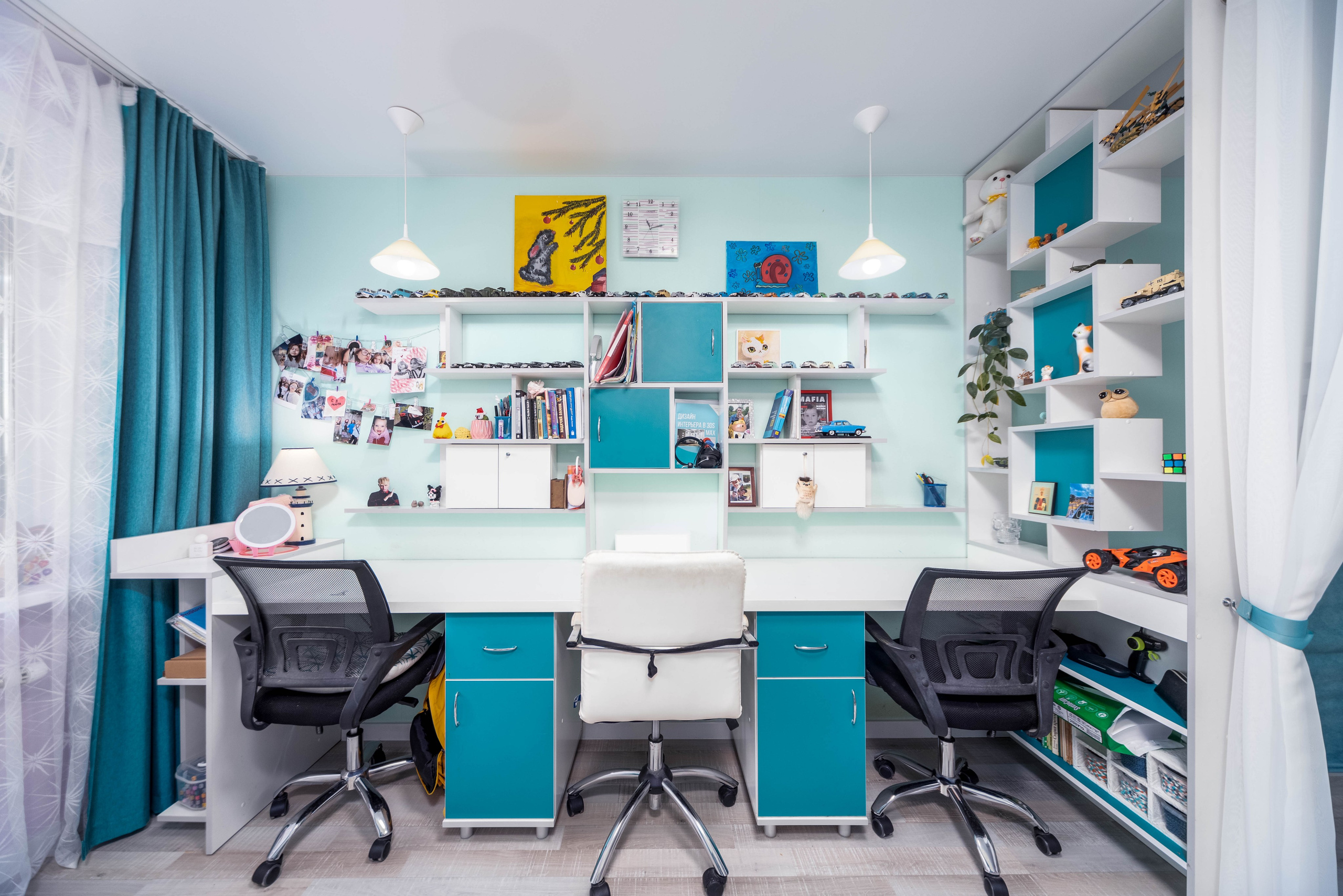 Рабочее место в детской с современным ремонтом в двухкомнатной квартире 