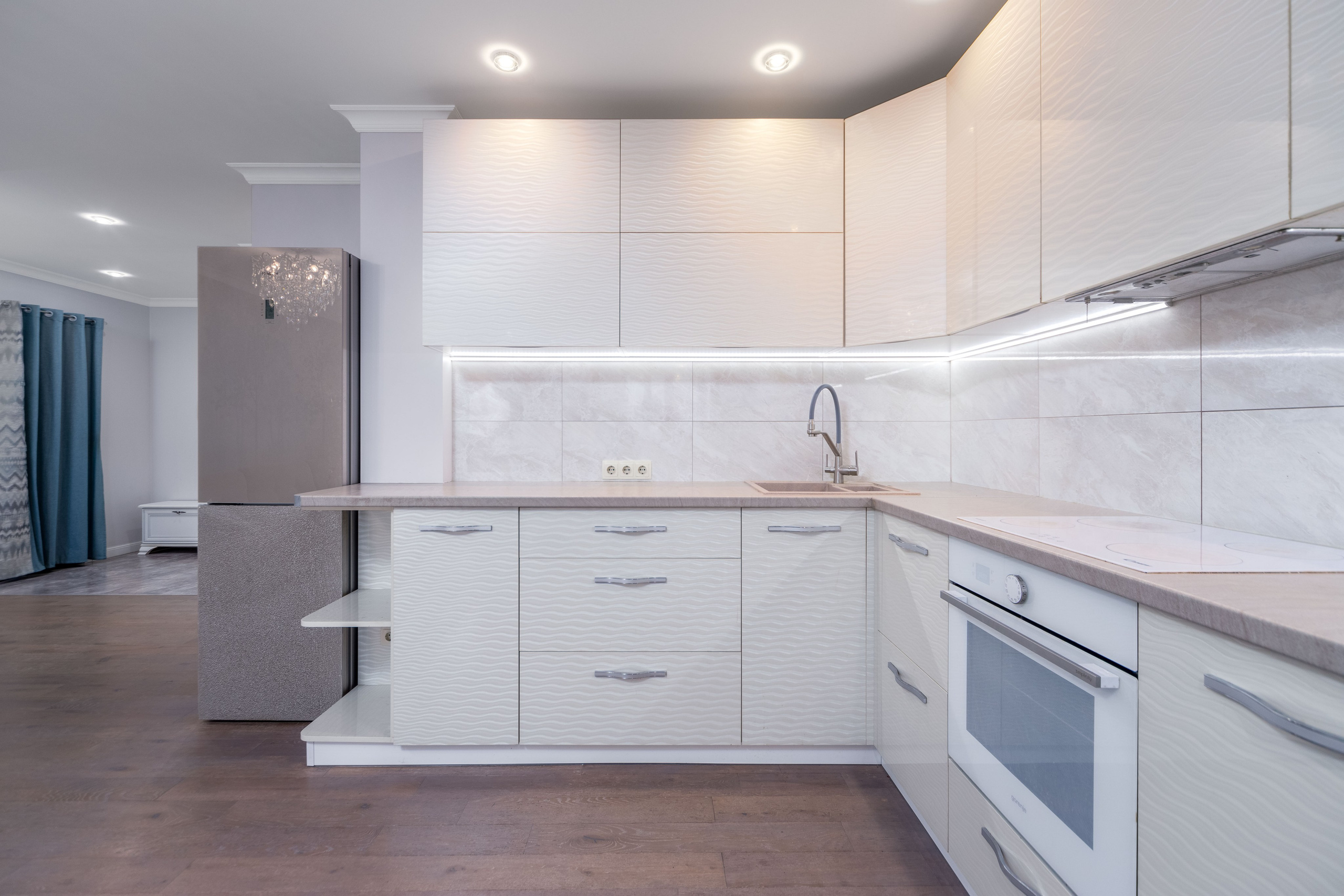 Фотограф Sakavita Media - интерьер зоны кухни в кухне-гостиной в евро-3 квартире в Минске