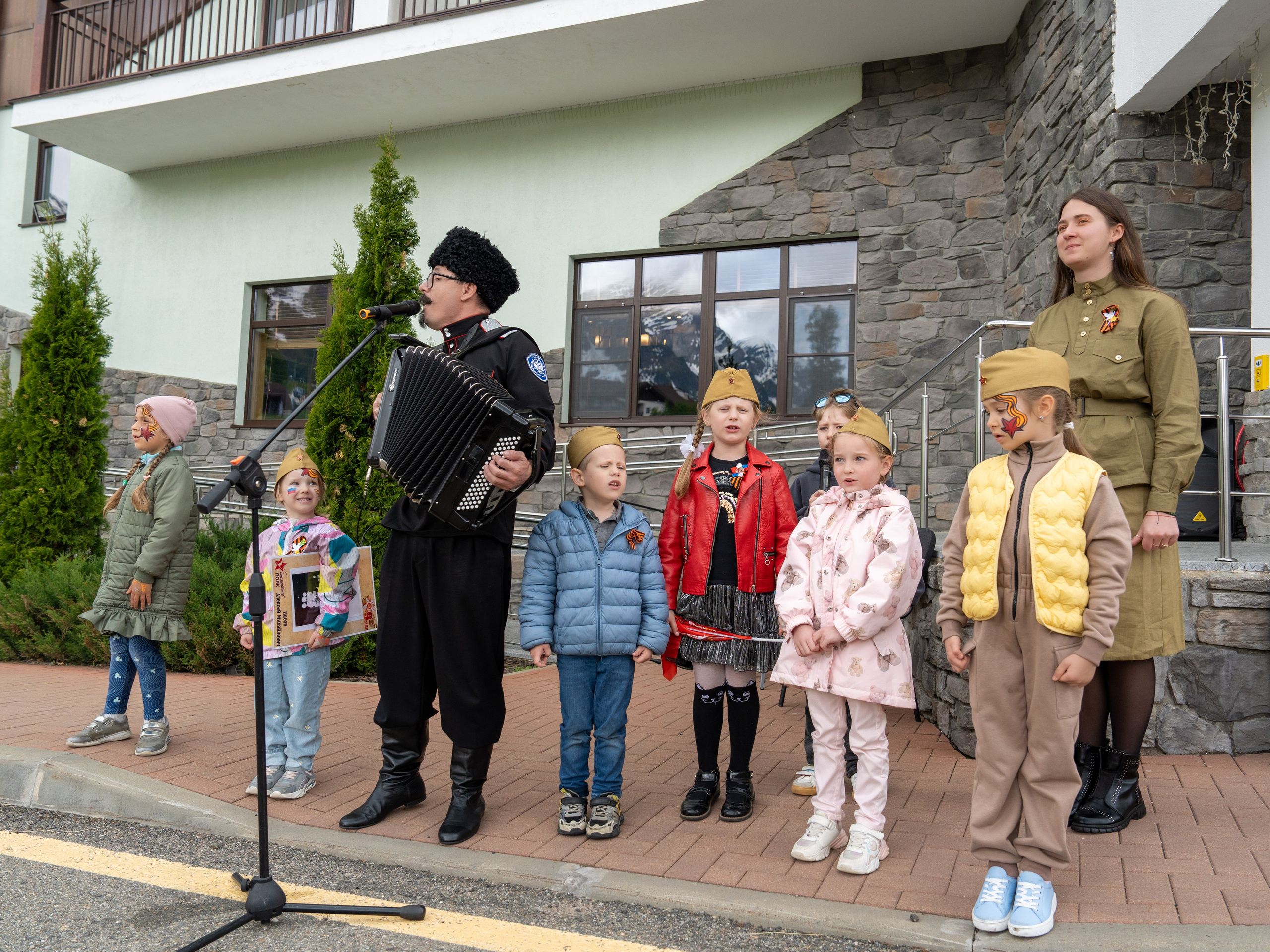 Шествие бессмертного полка 9 мая 2024 Rosa Springs. Репортажный фотограф в Красной Поляне и Сочи Павлюченко Екатерина