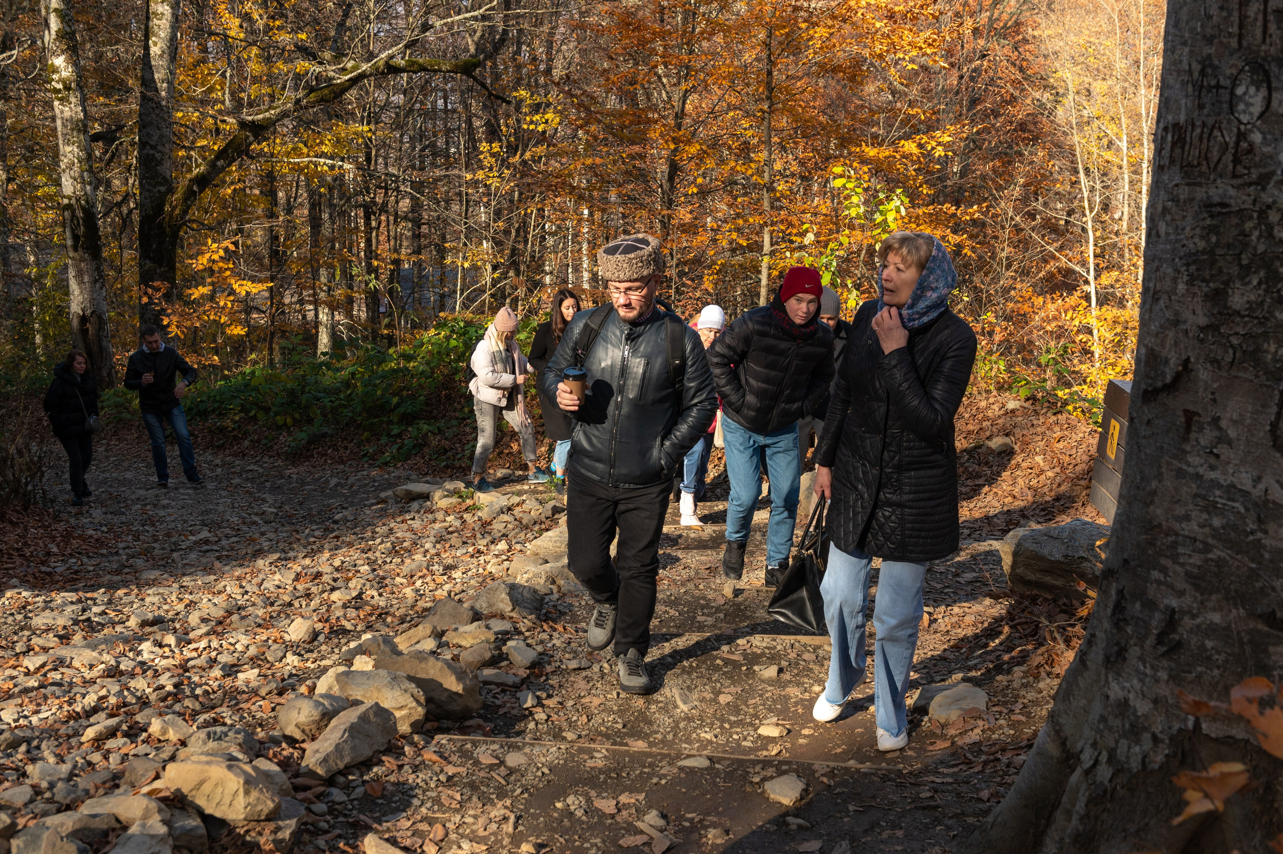 Mice мероприятие — прогулка на водопад Поликаря на курорте Красная Поляна. Репортажный фотограф в Красной Поляне и Сочи Павлюченко Екатерина