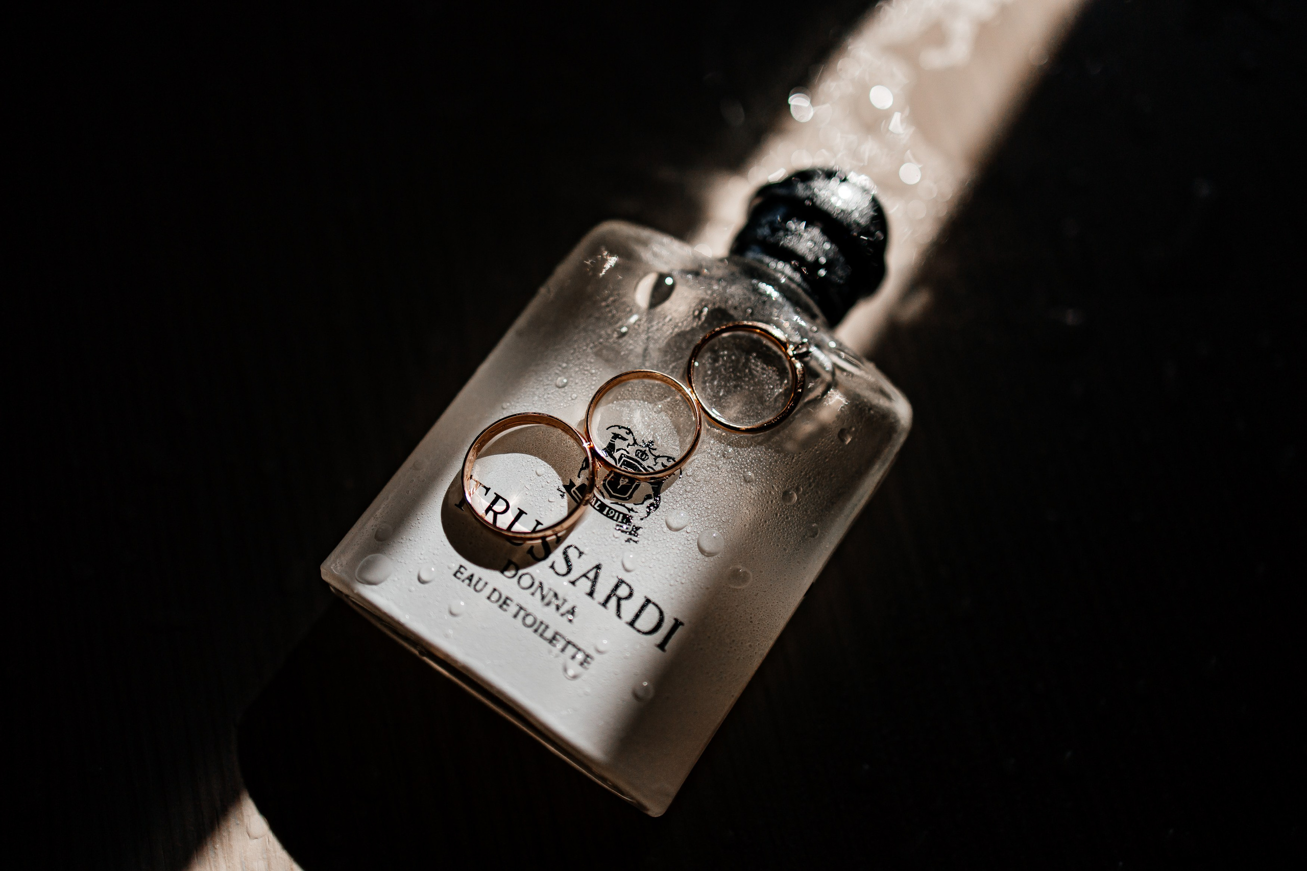 Детали утра невесты. Свадебные кольца крупным планом