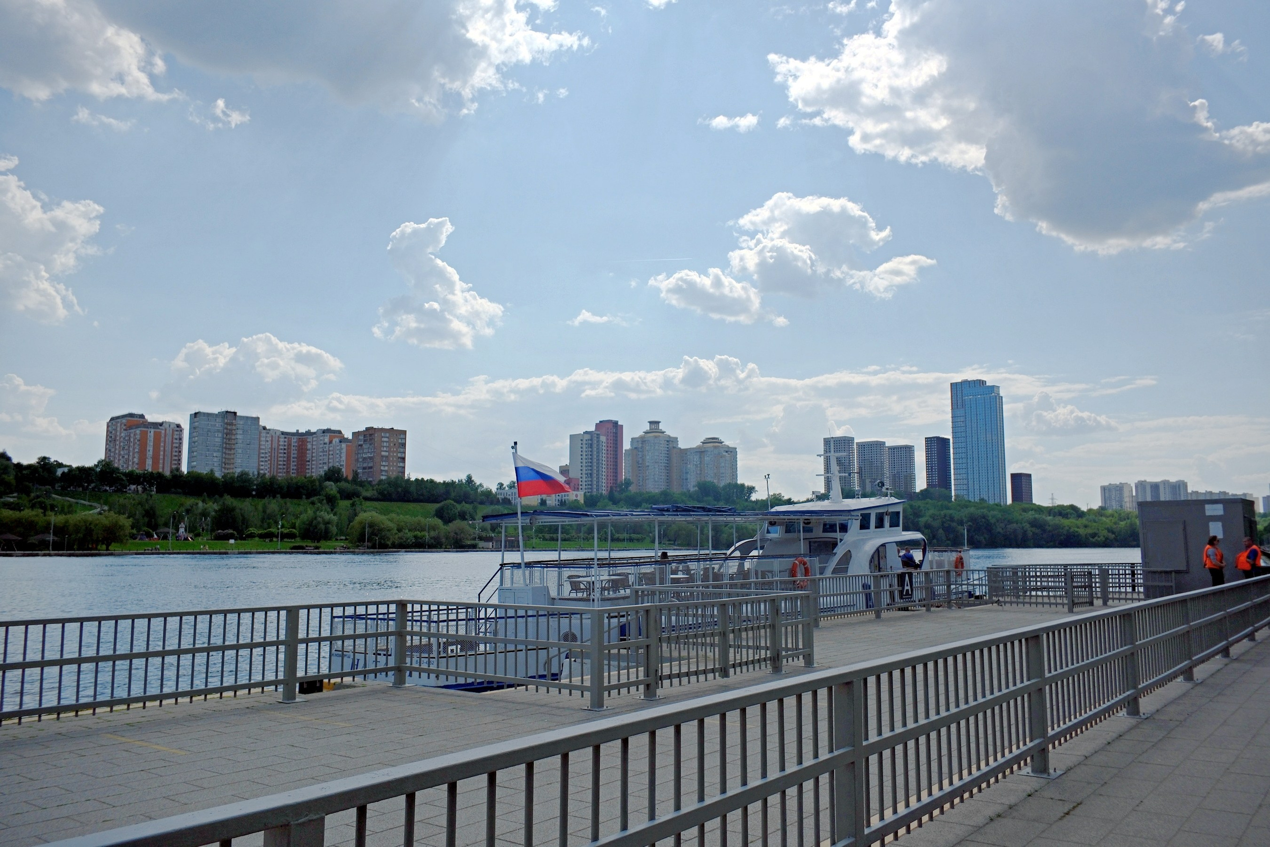 Парк 850 лет Москве. Снято на Voigtlander 18/2,8 Color-scopar. Улица, люди, жизнь…