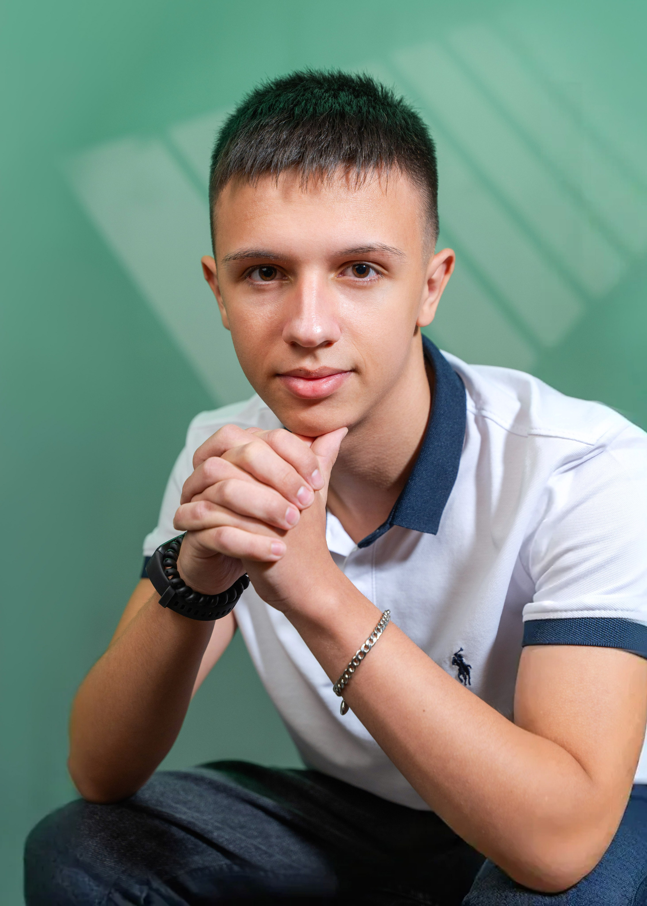 Портрет на цветной стене с рисунком «Гобо». Правильный Выпускной Альбом