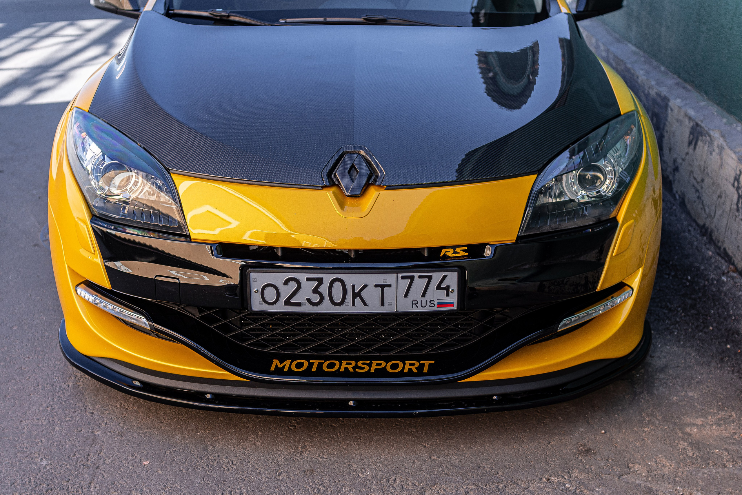 Спортивный хэтчбэк ездит по улицам Москвы. Жуков Илья  свадебный фотограф в Москве