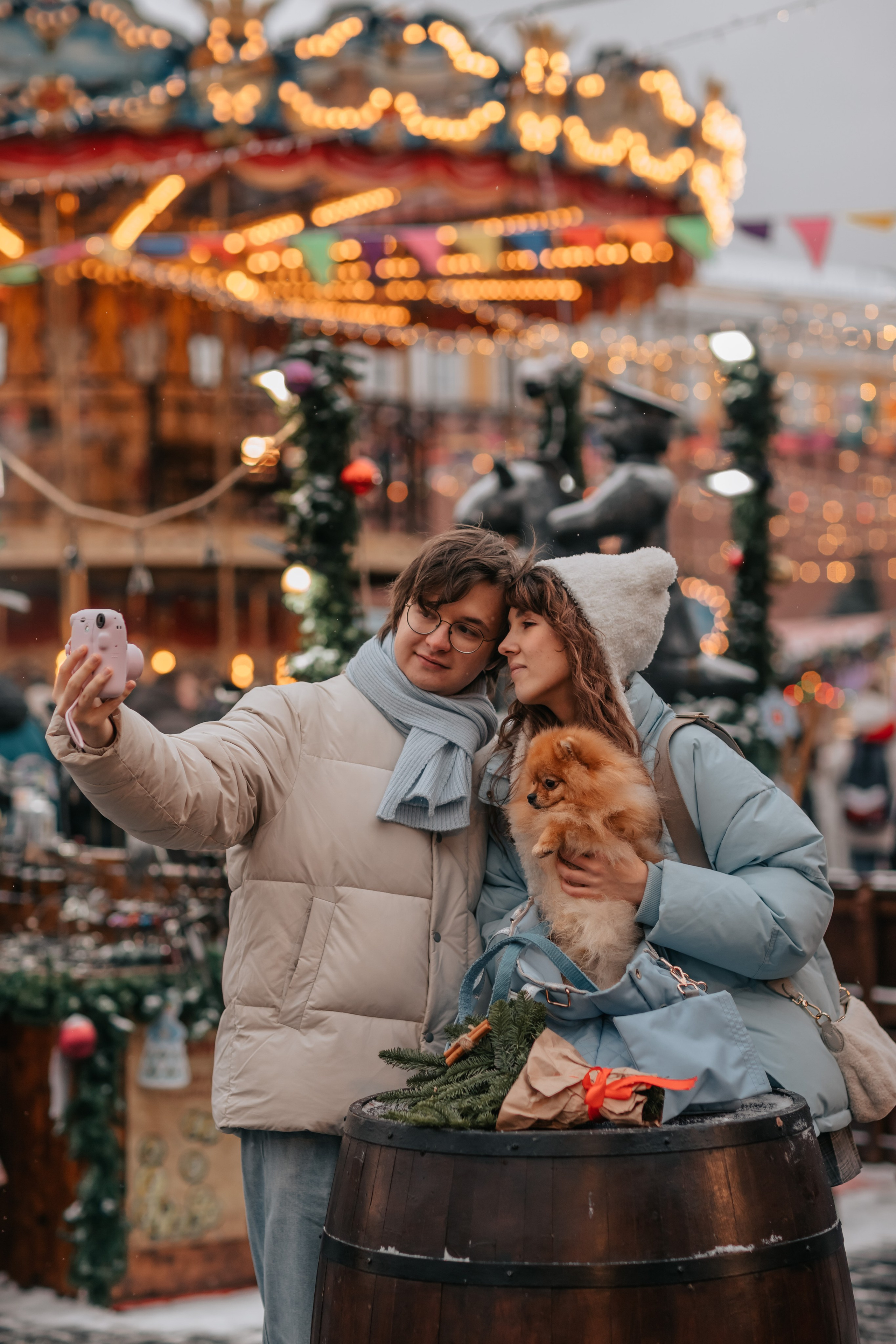 Тоффи и семья на новогодней ярмарке. Семейный фотограф анималист Мария Крючкова