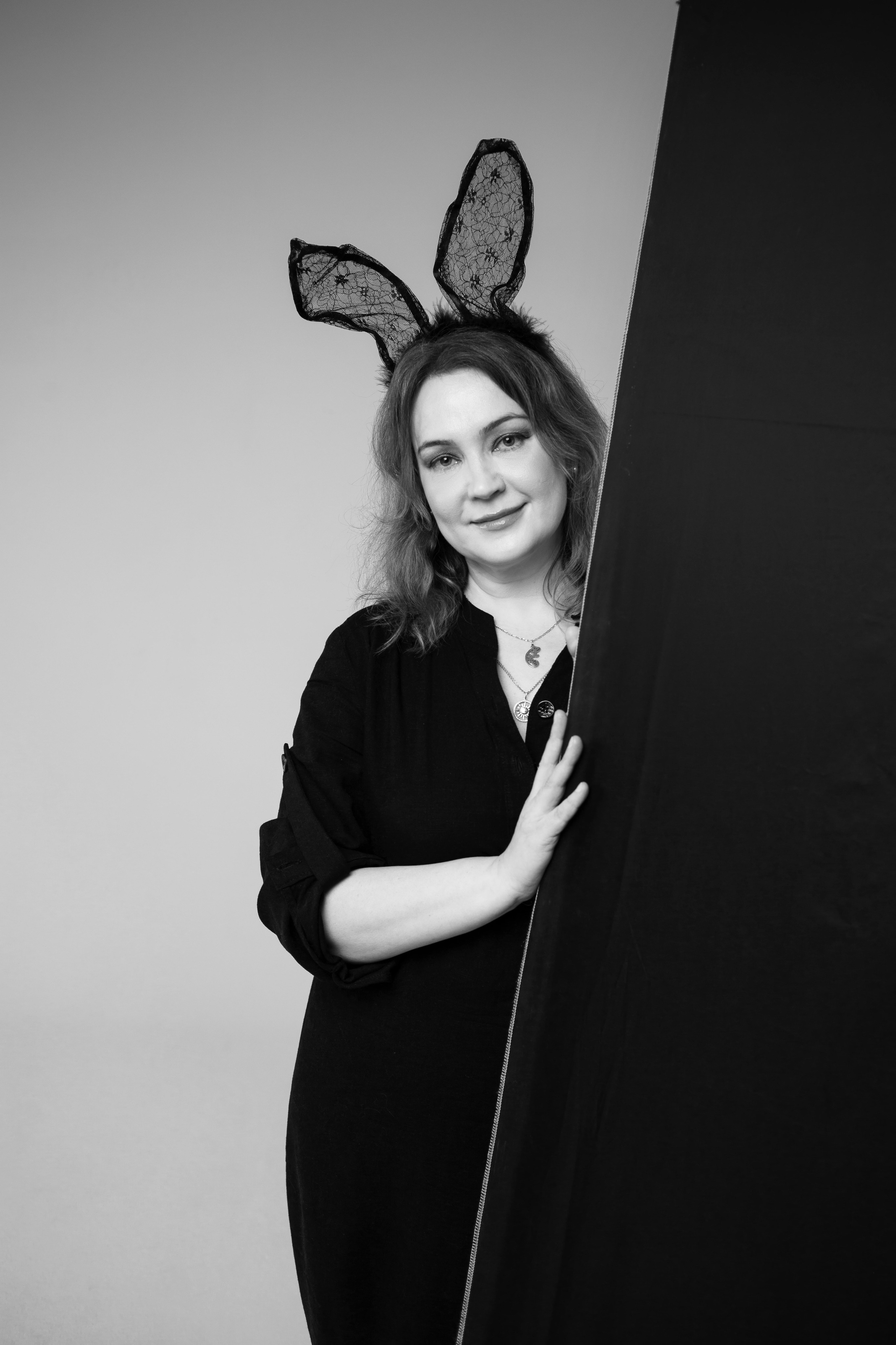 Минималистичное ч/б фото с реквизитом, девушка с ушами у темной стены, женский портрет Санкт-Петербург