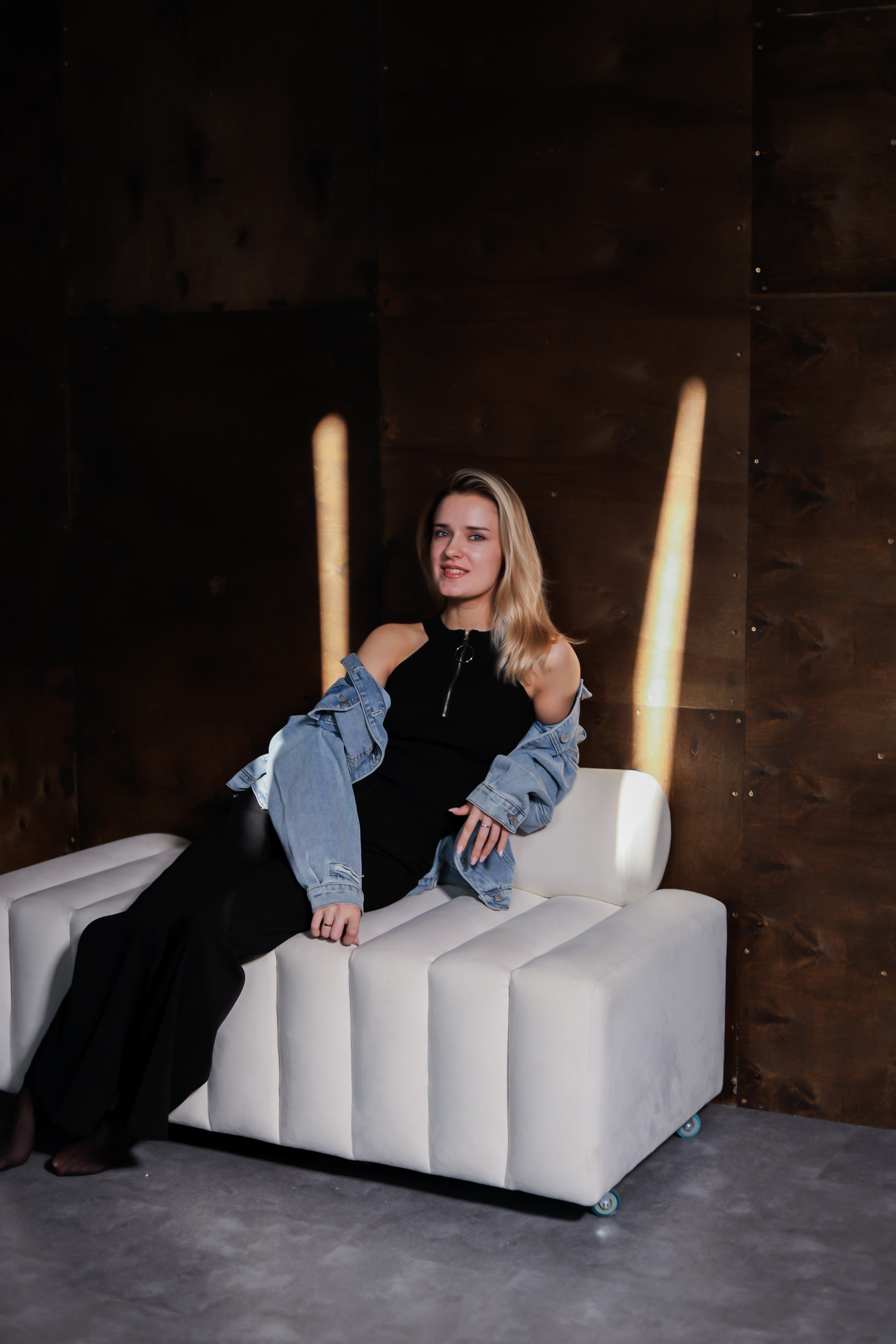 Фотосессия в студии Валерия. Женский фотограф в Орске Новотроицке Динара Долганова