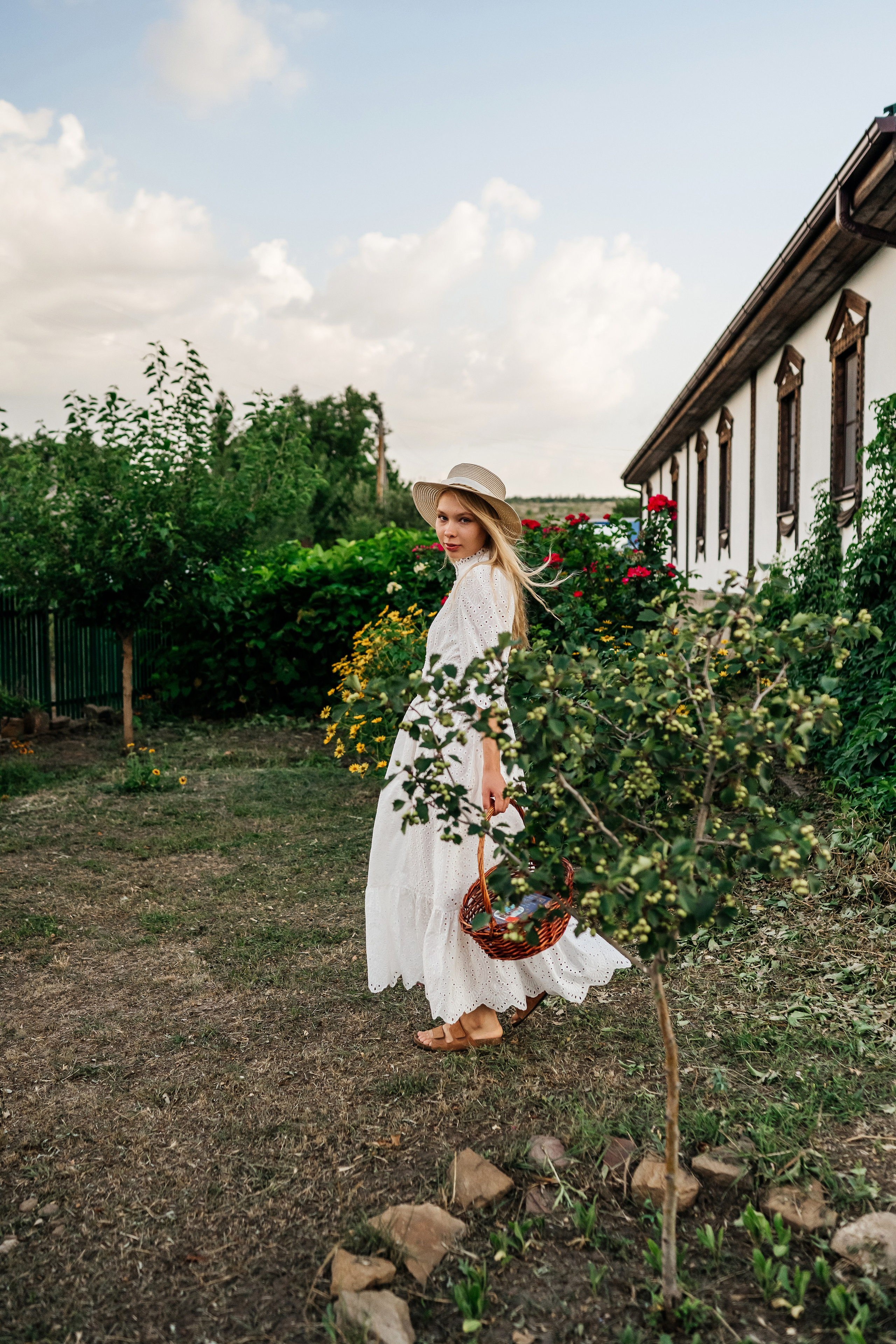 Девушка русская летом в деревне на природе. Фотограф в Каменске-Шахтинском Ольга Сагал