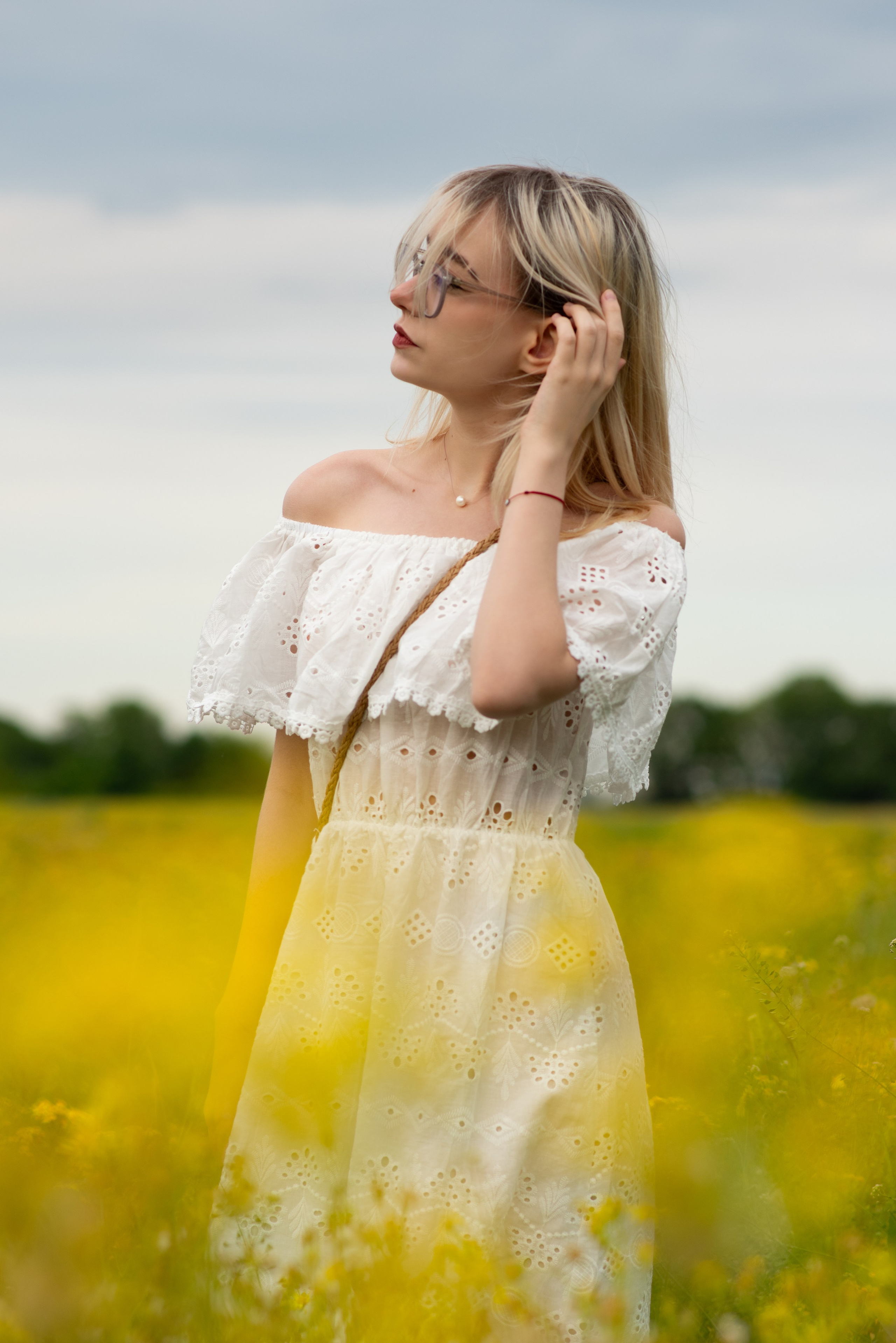 Надя и Яна в рапсовом поле. Фотограф в Краснодаре Анна Карелина