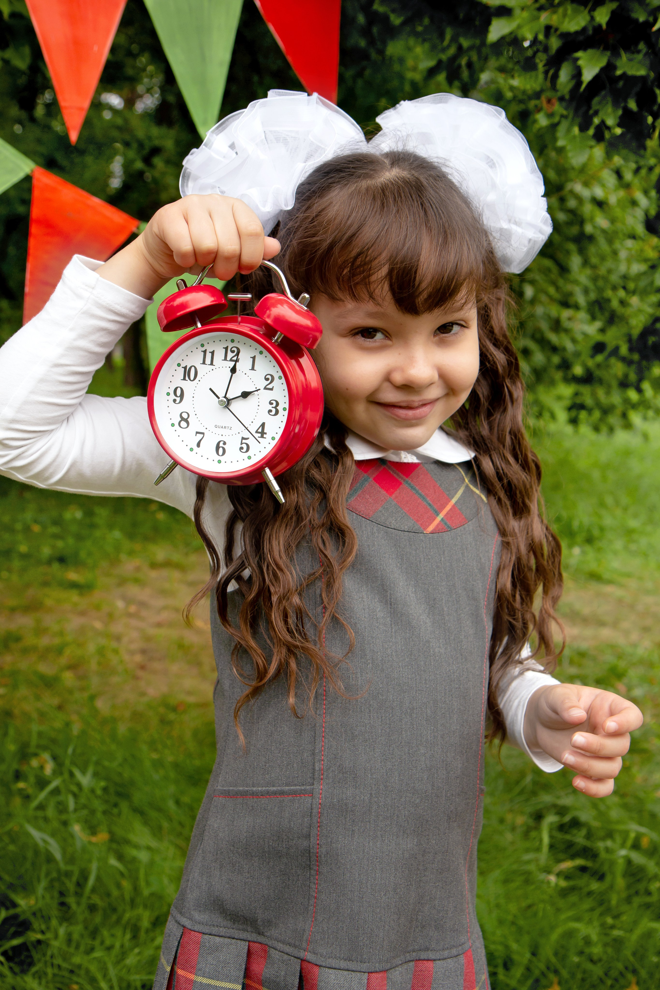 Школьная фотосессия на улице. Фотограф в Шелехове, лучшие выпускные альбомы в Шелехове