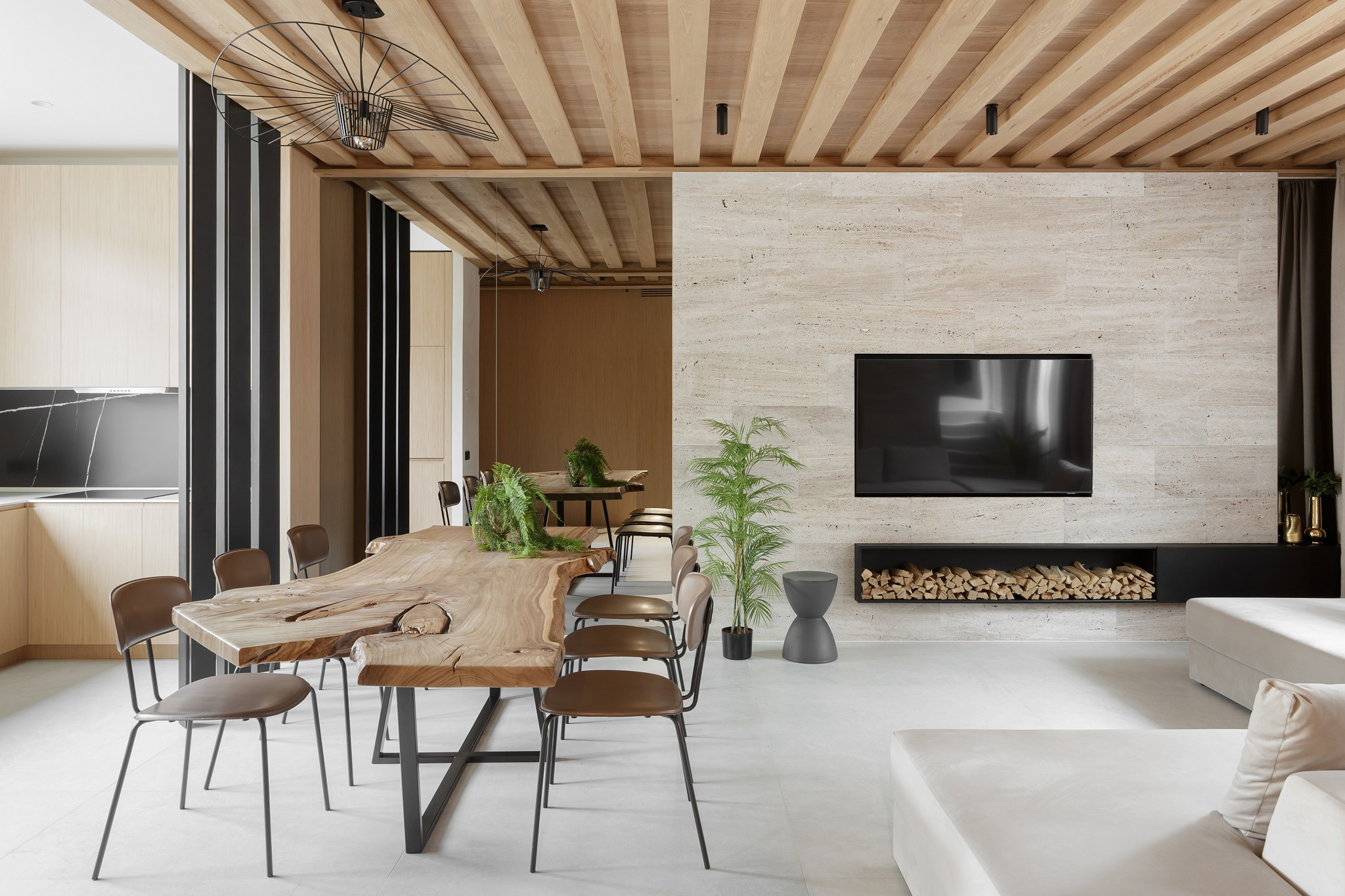 Интерьерная фотография современной гостиной в доме на Красной поляне