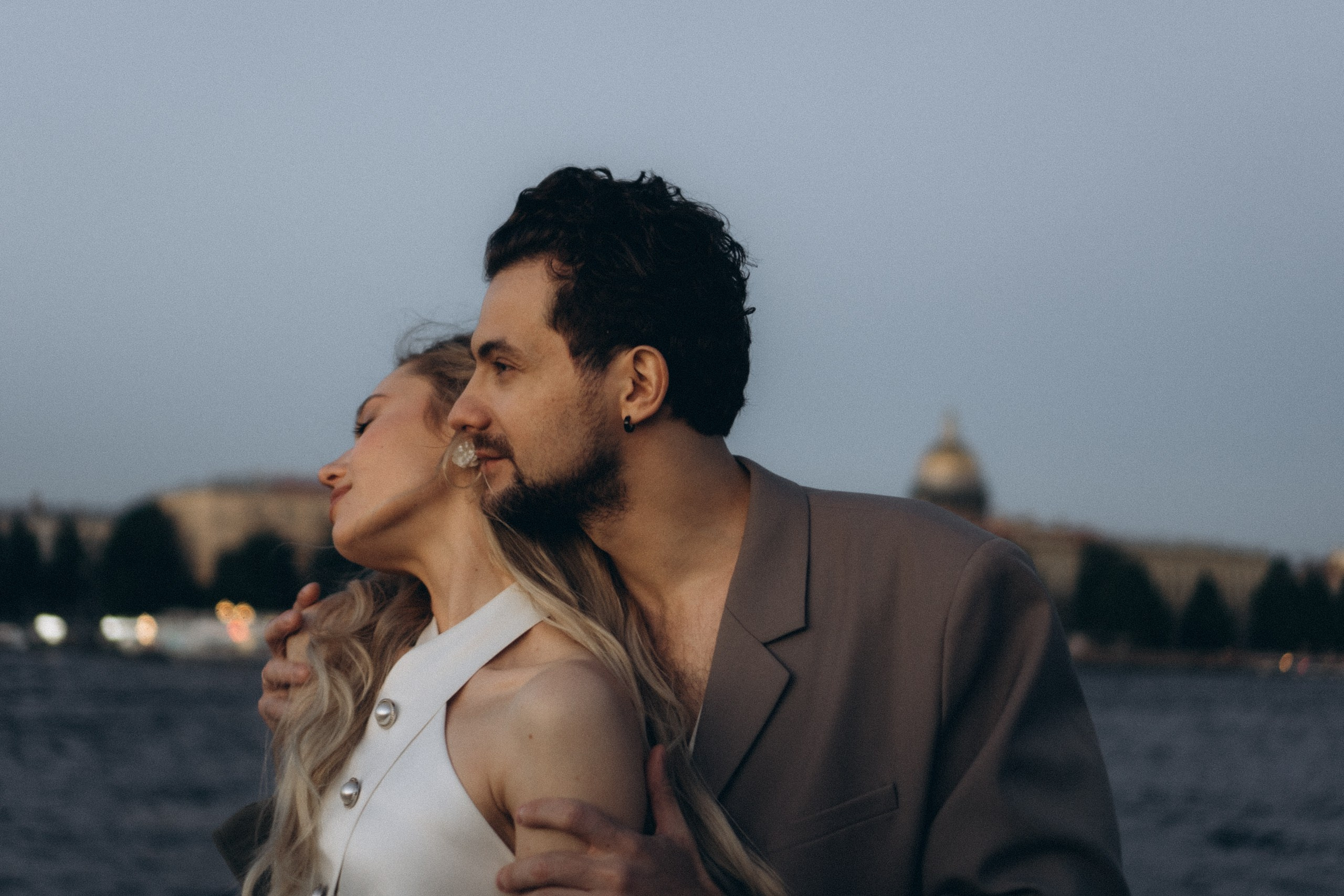 СВАДЕБНАЯ СЬЕМКА ПАРЫ НА РАССВЕТЕ В БЕЛЫЕ НОЧИ И ПРОГУЛКА С РАЗВОДНЫМИ МОСТАМИ И ПИКНИК ВОЗЛЕ ИСАКИЕВСКОГО СОБОРА. Профессиональный фотограф, Санкт-Петербург — Виктория Богомолова