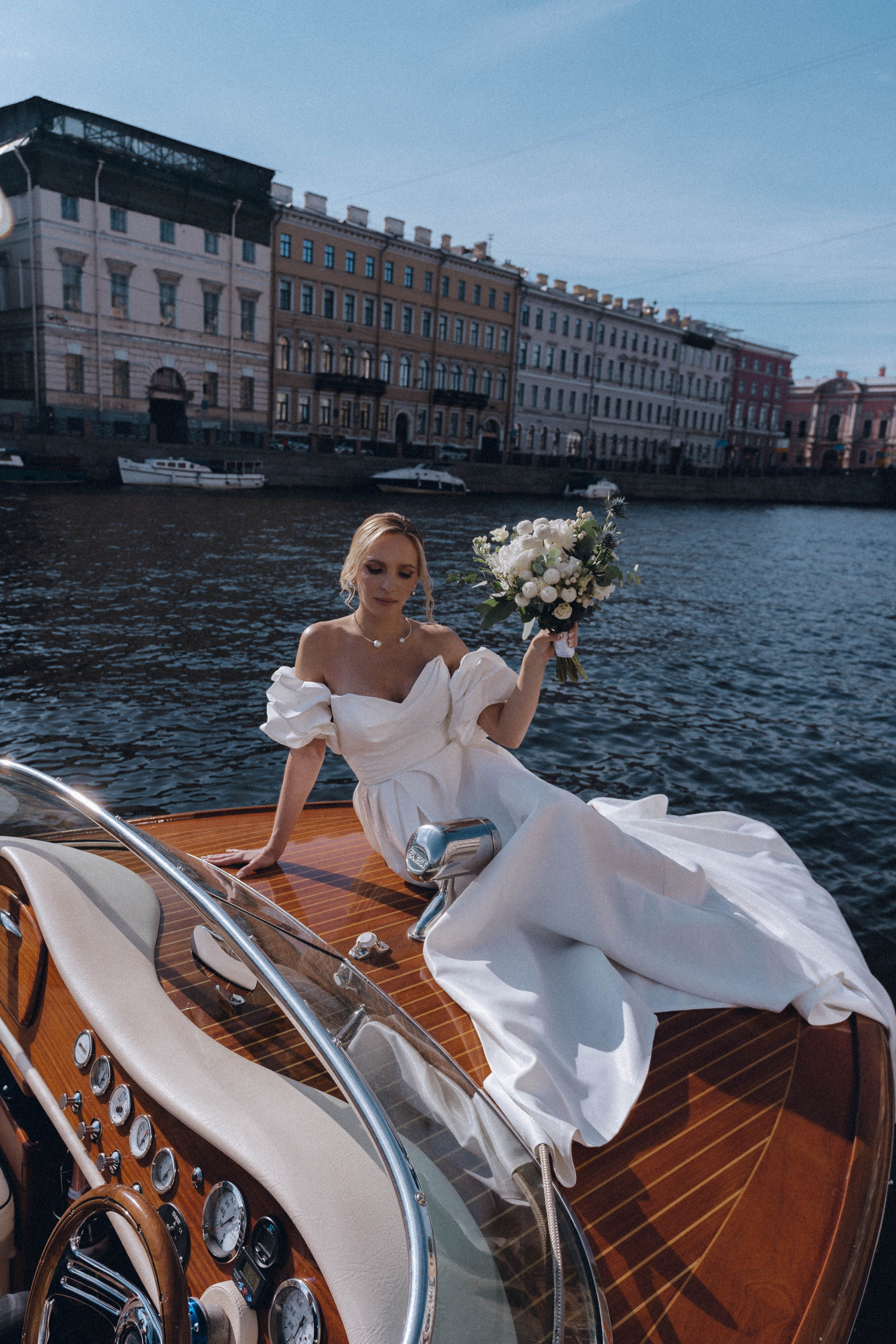 СВАДЕНБНАЯ СЬЕМКА НА КАТЕРЕ ПО КАНАЛАМ САНКТ-ПЕТЕРБУРГА И В АКВАТОРИИ НЕВЫ. Профессиональный фотограф, Санкт-Петербург — Виктория Богомолова