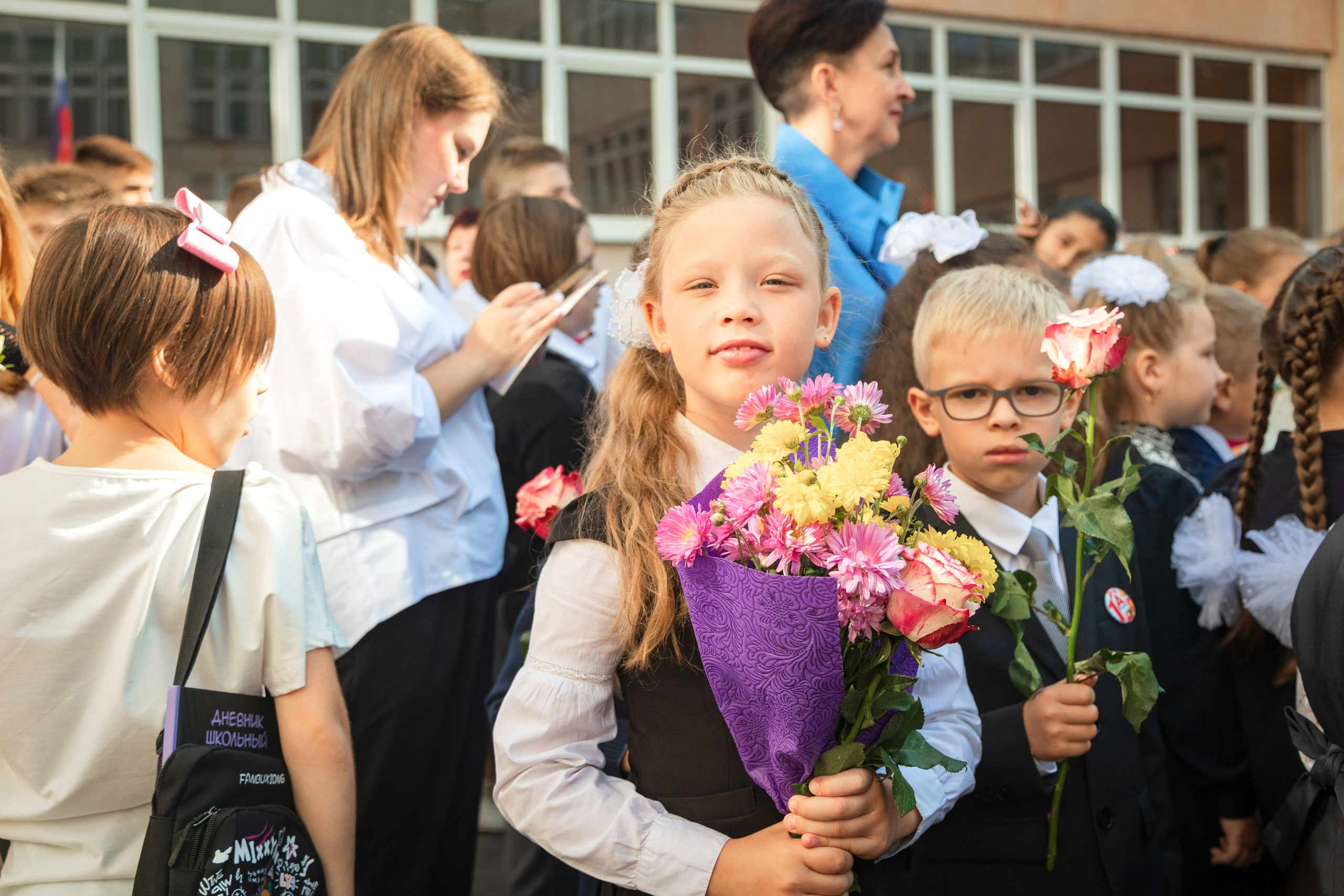 Репортажная съемка. На каждом снимке всегда два человека: фотограф и зритель