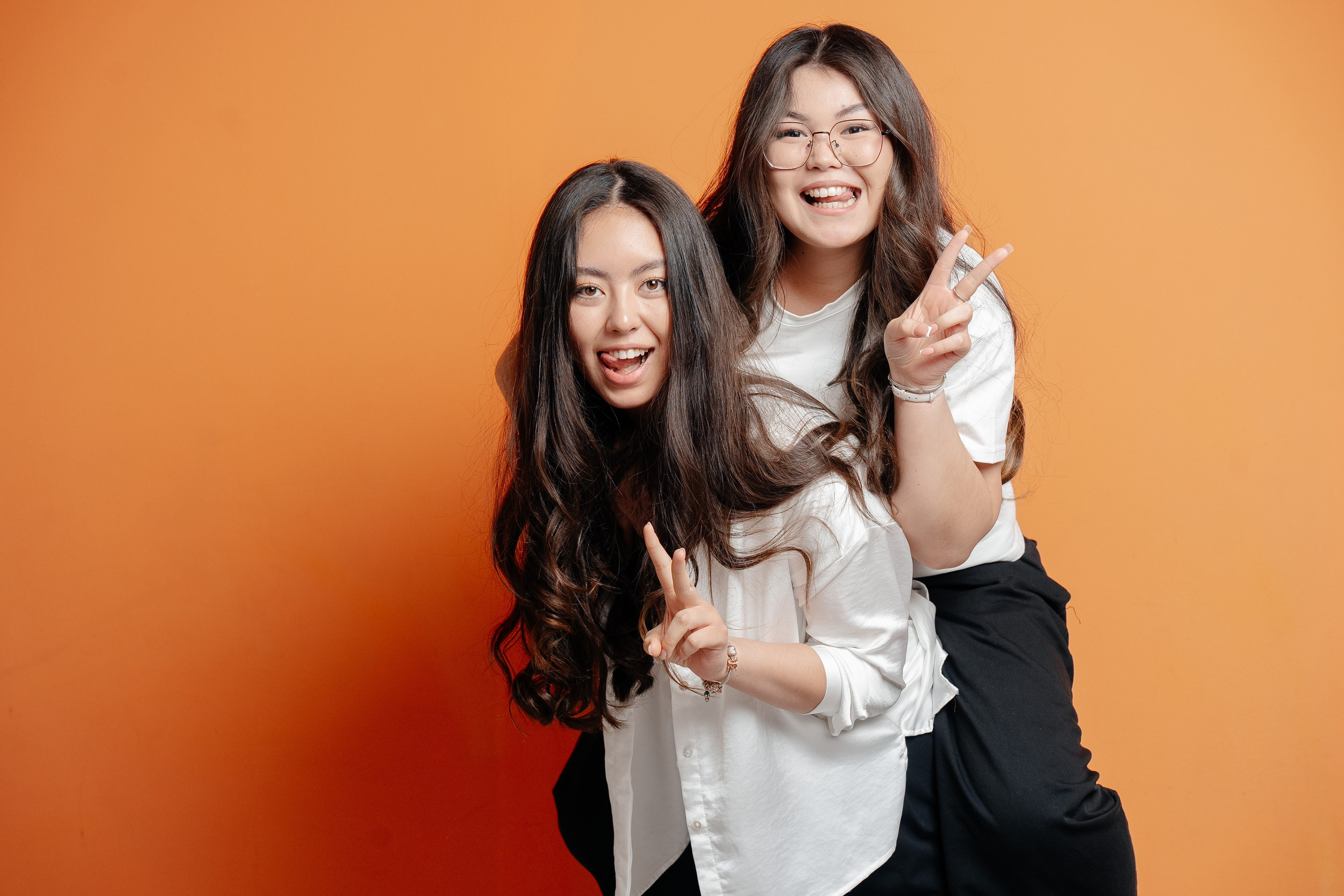 По двое. Выпускные альбомы в Нур-Султане (Астана) и по всему Казахстану