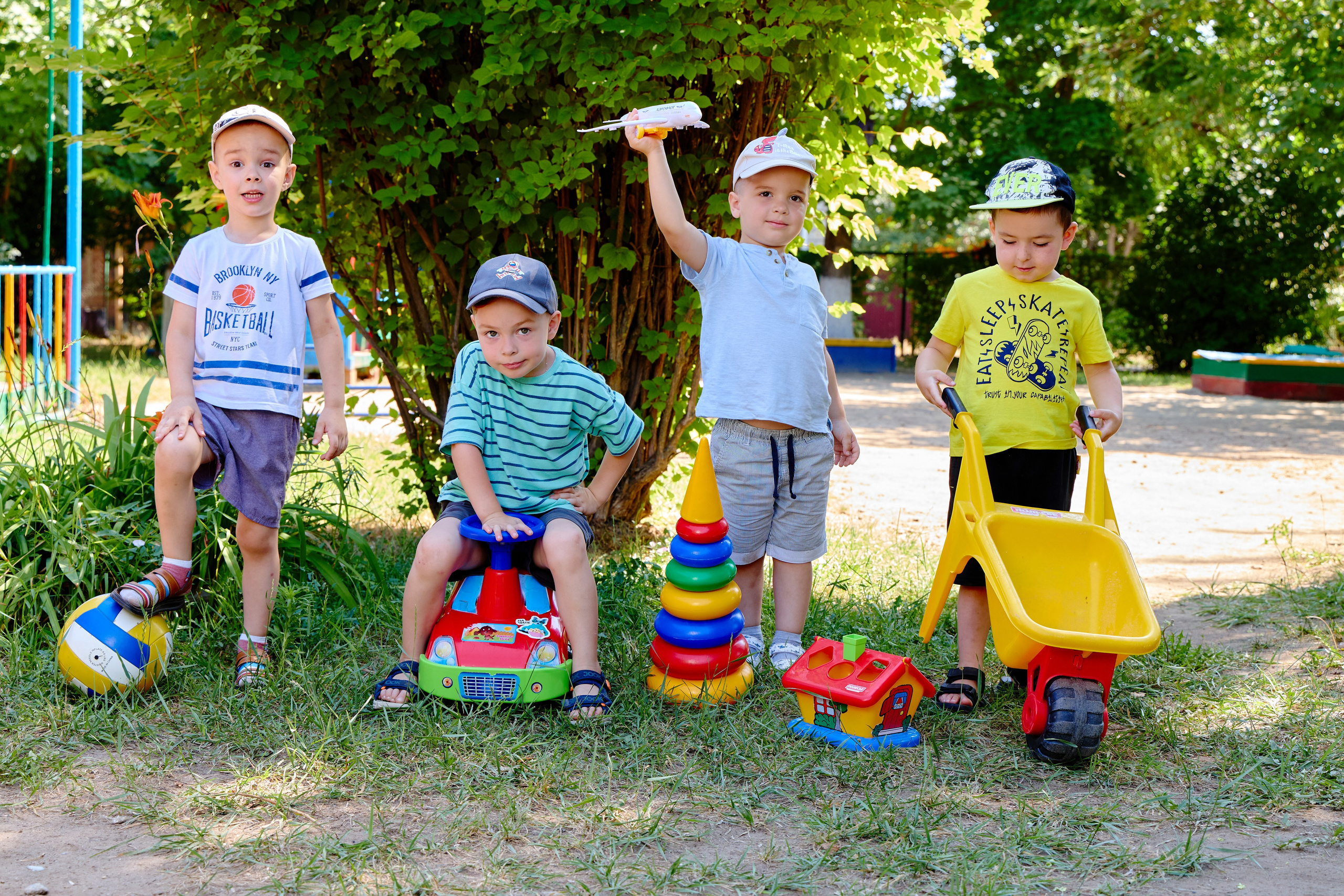 Пример летней съёмки в детском саду № 92 младшая группа Ромашки. Фотограф Выпускные альбомы Таганрог Сергей Коробченко