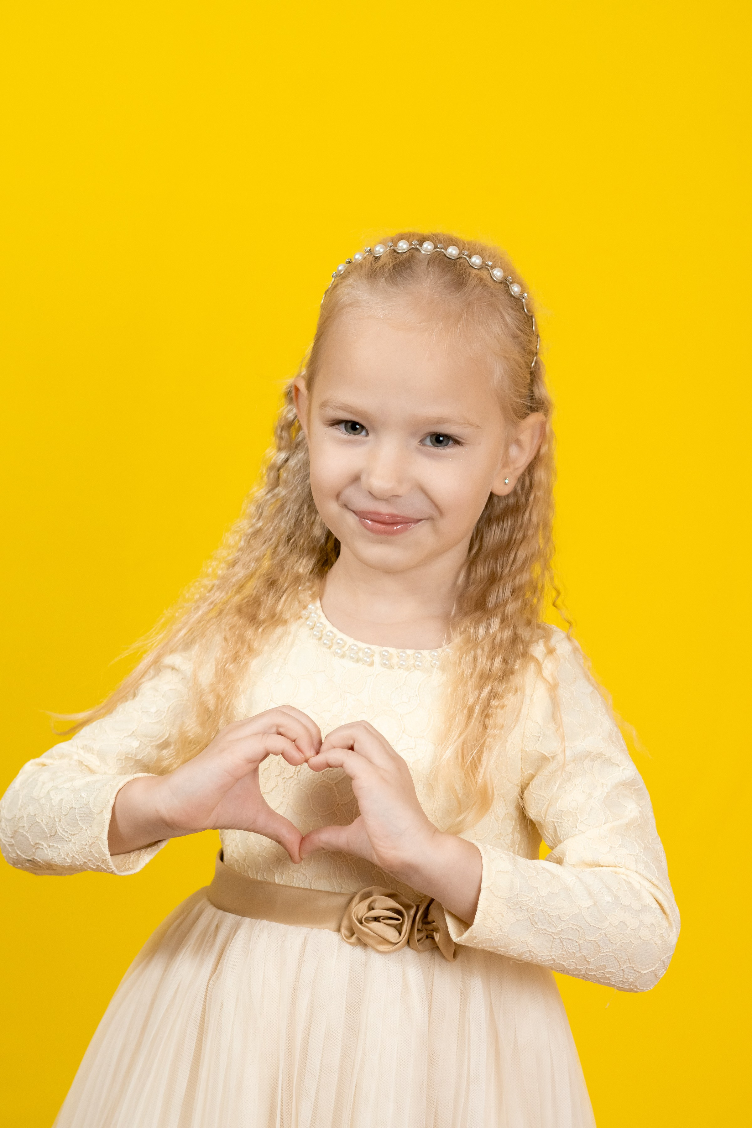 Портреты на желтом фонее. Ольга Плаксина фотограф в Саратове