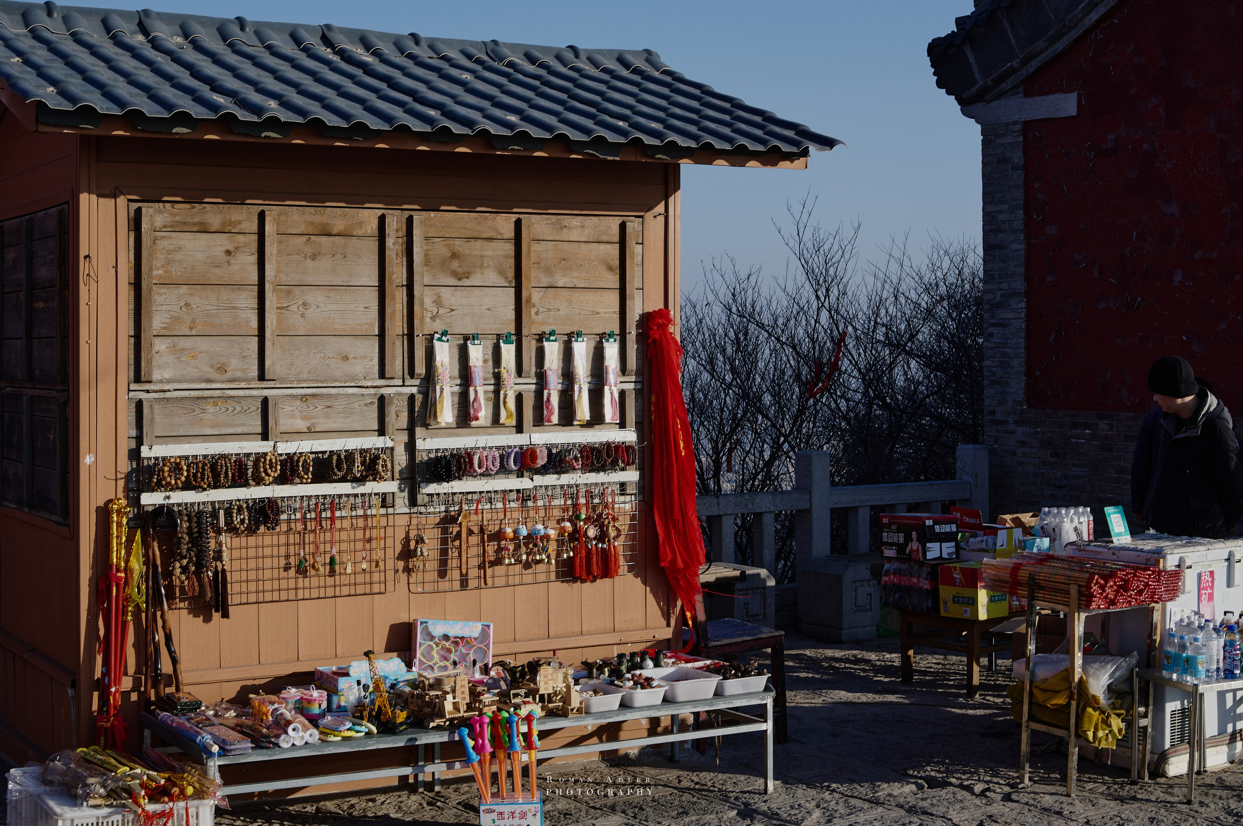 Рассвет на храмовой горе Юнмень. Цинчжоу. Фотограф Роман Адлер
