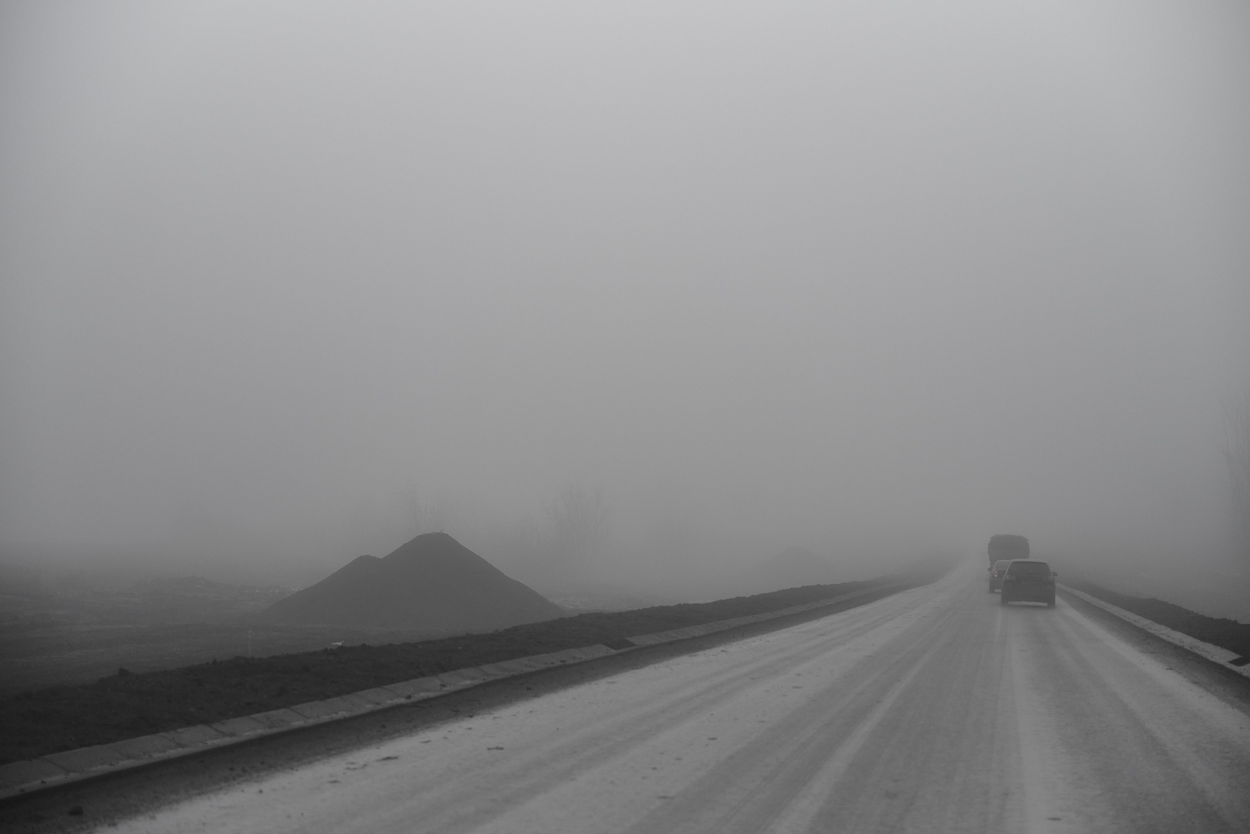 Дорога домой. Туман. Фотограф Роман Адлер