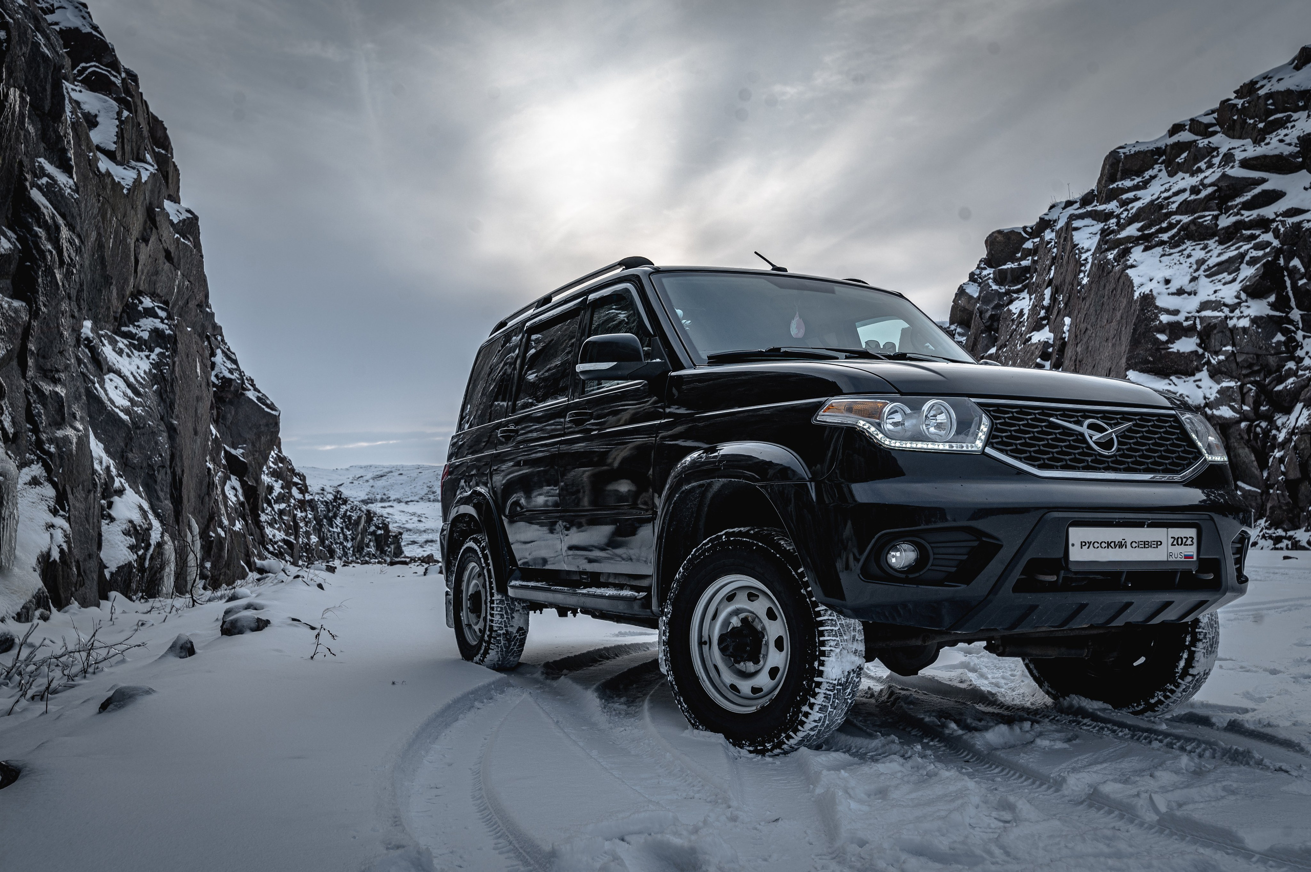 Фотосъемка автомобилей. Профессиональные фотосессии автомобилей. Фотограф Роман Адлер. Фотографии УАЗ Патриот. Серия Русский Север 2023
