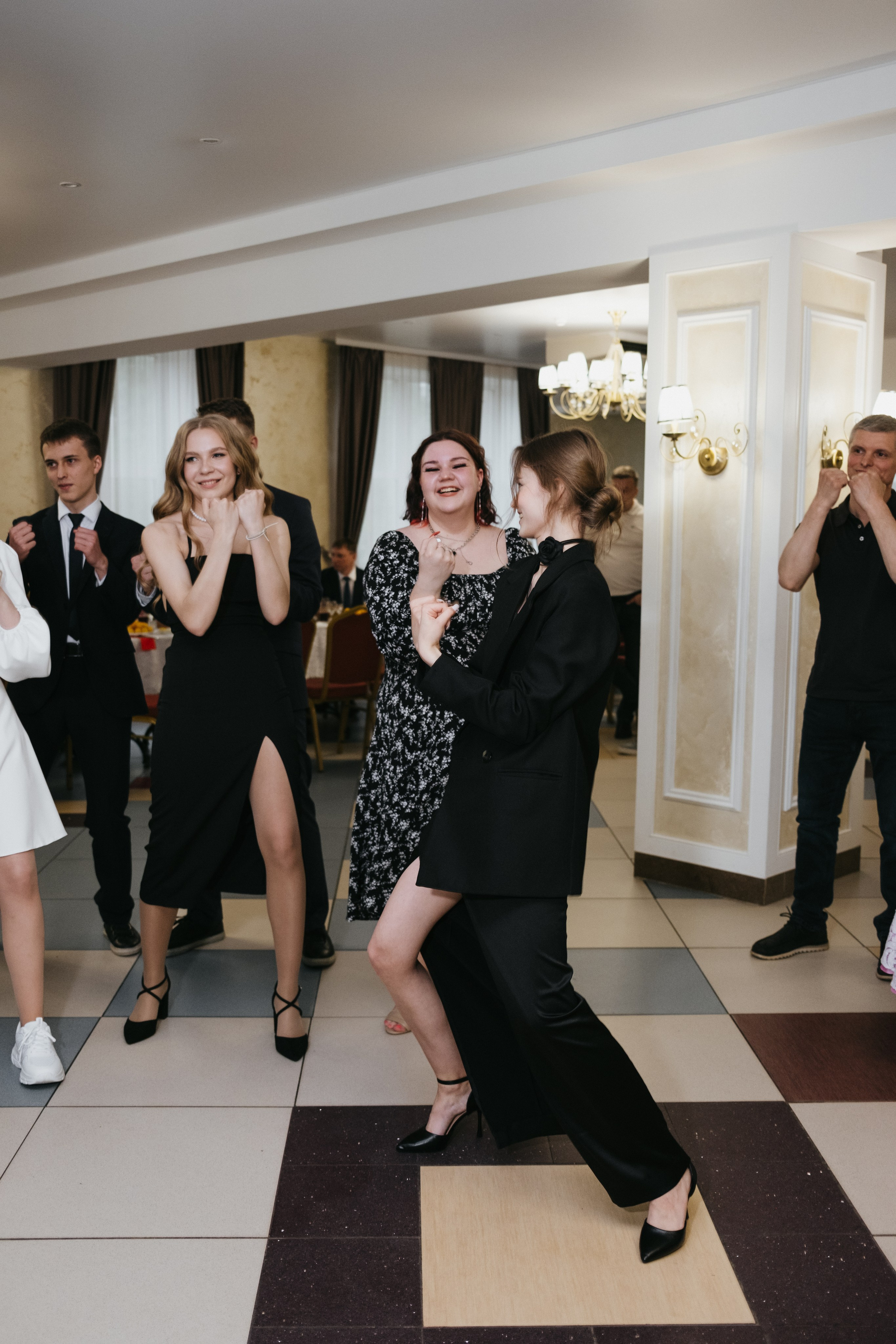 Выпускной 11 класс школы № 30. Свадебный и репортажной фотограф Денис Ожигин в Краснодаре и Краснодарском крае