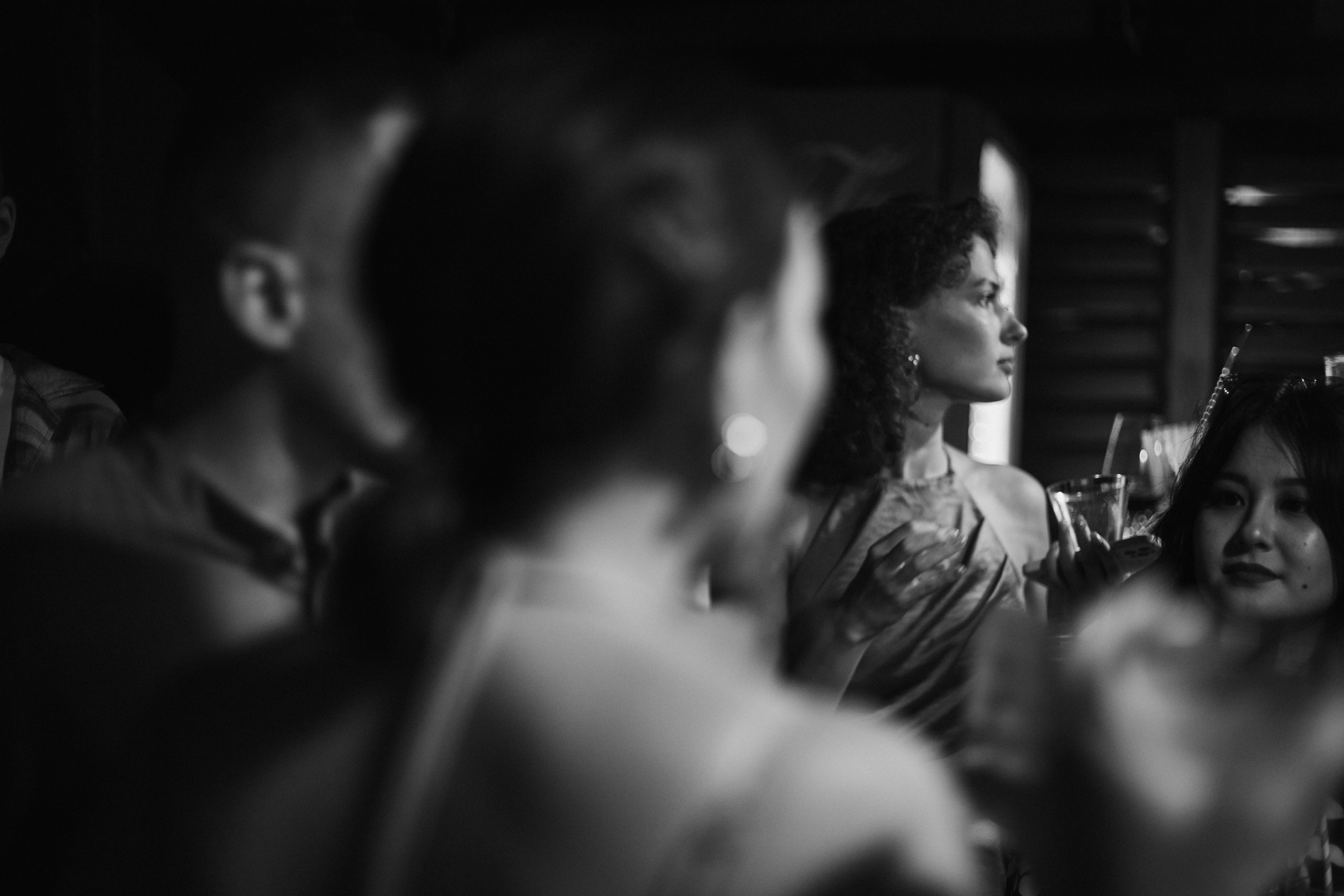 Фотосессия вечеринки у бассейна с видом на горы. Свадебный, репортажный и портретный фотограф Сочи, Краснодар. Александра Зайцева